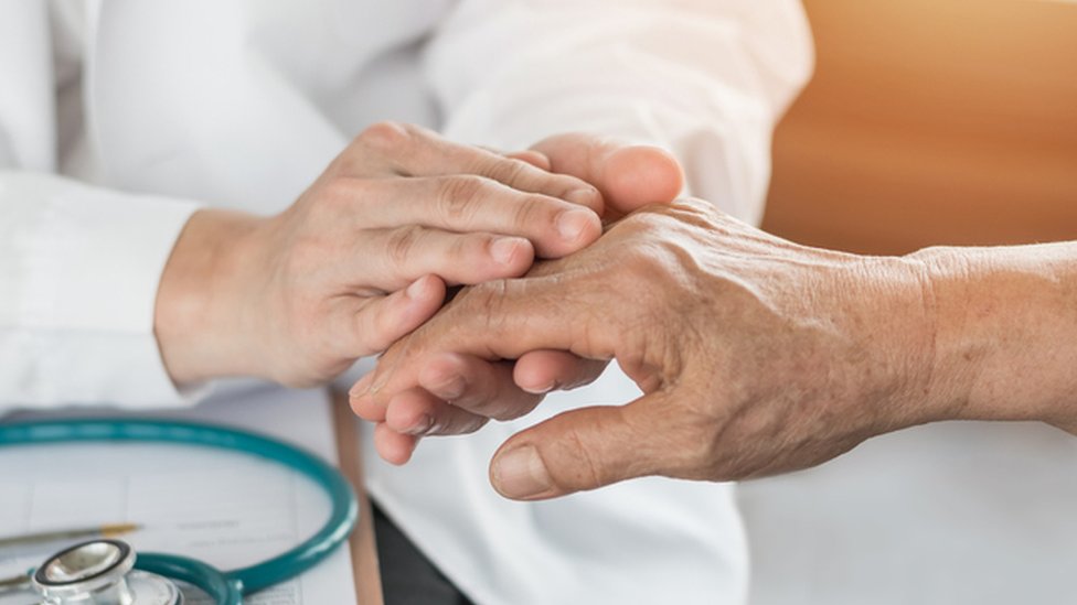 Un estudio reciente encontró vínculos entre la temperatura de la palma de la mano y el padecimiento de artritis reumatoide. (Foto Prensa Libre: Getty Images)