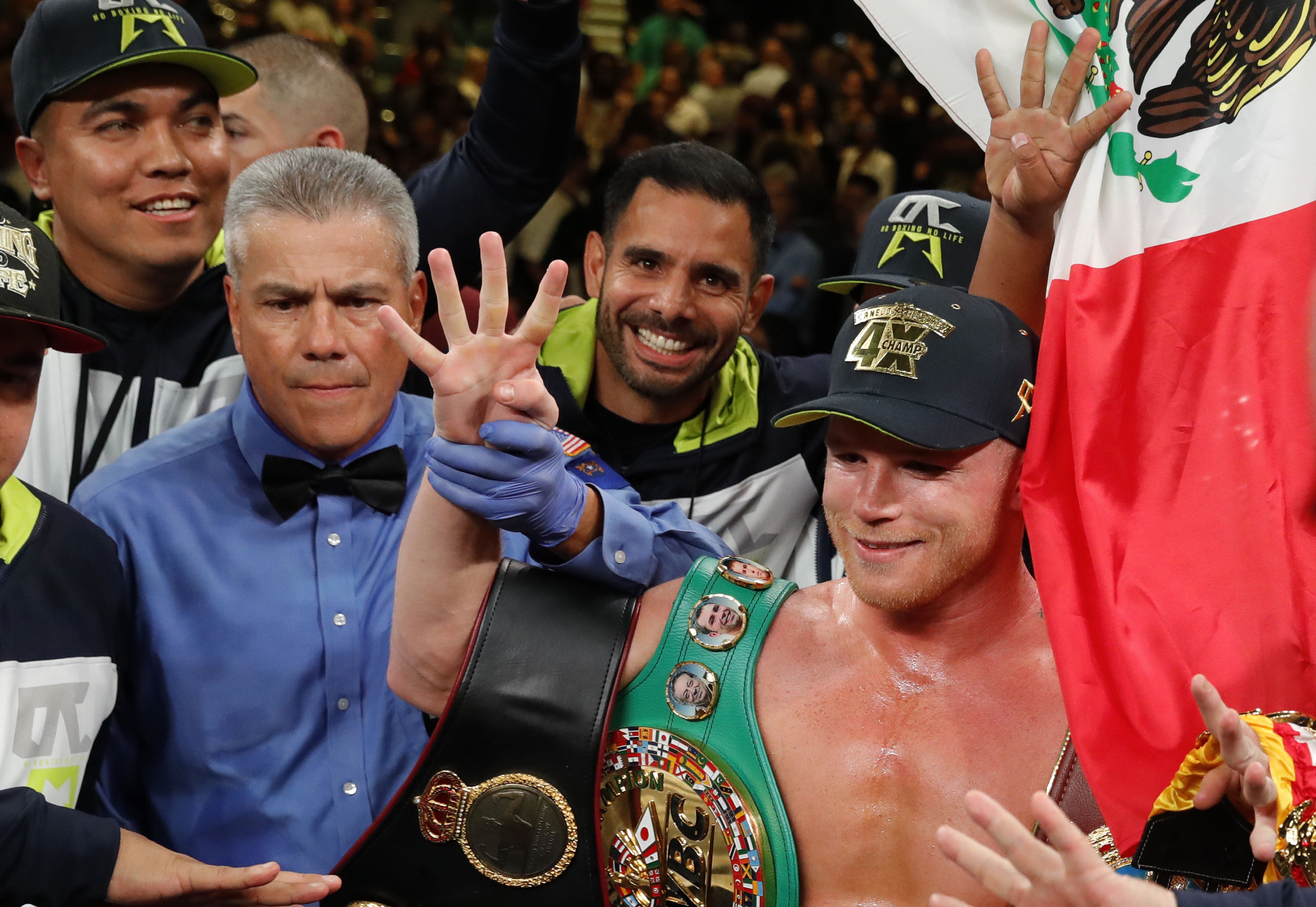 Canelo Alvarez posa junto al referí Russell Mora después de la victoria contra Sergey Kovalev en Las Vegas, Nevada. (Foto Prensa Libre AFP).