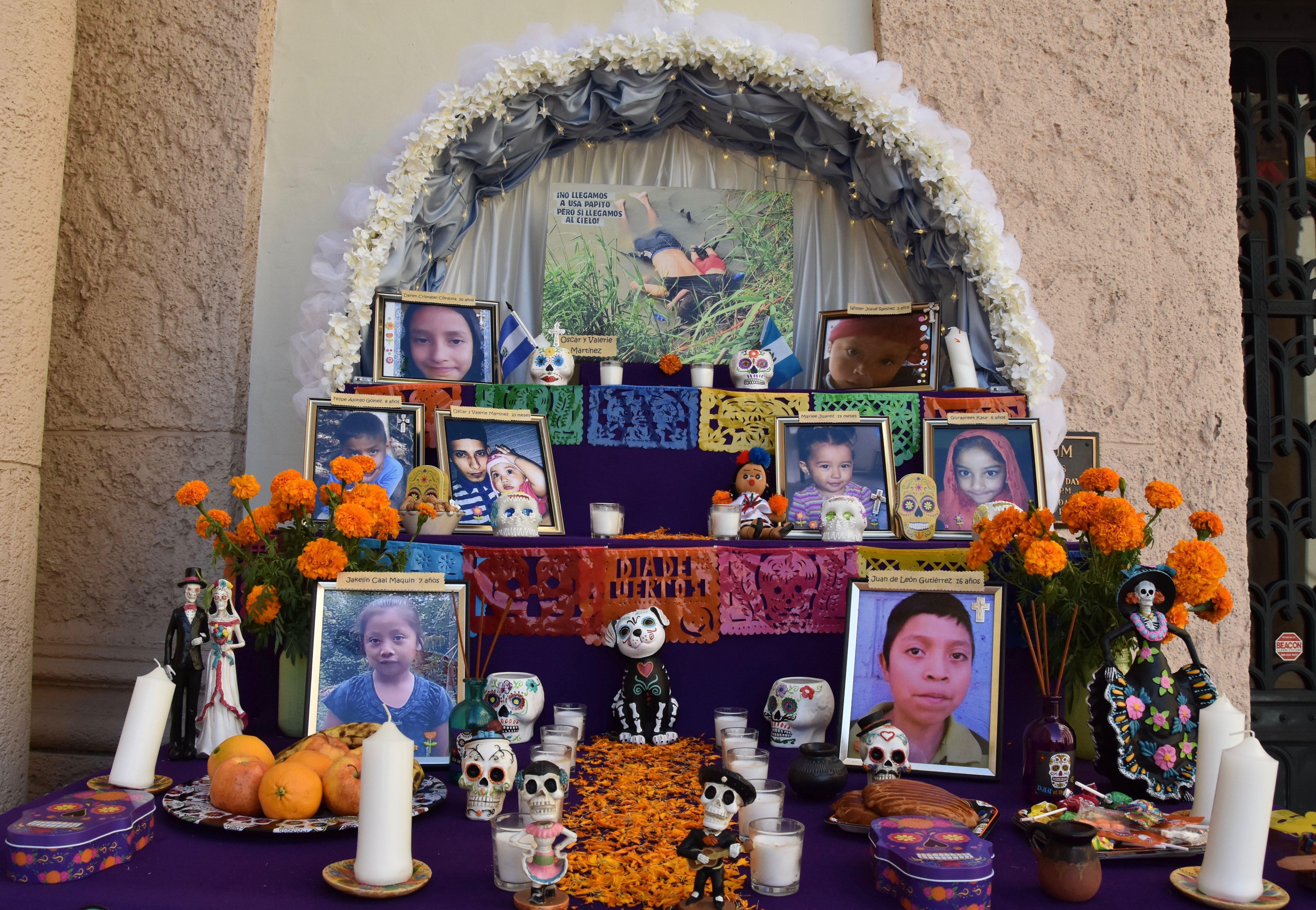 Los rostros de los niños que han muerto en su intento por llegar a Estados Unidos. (Foto Prensa Libre: EFE)