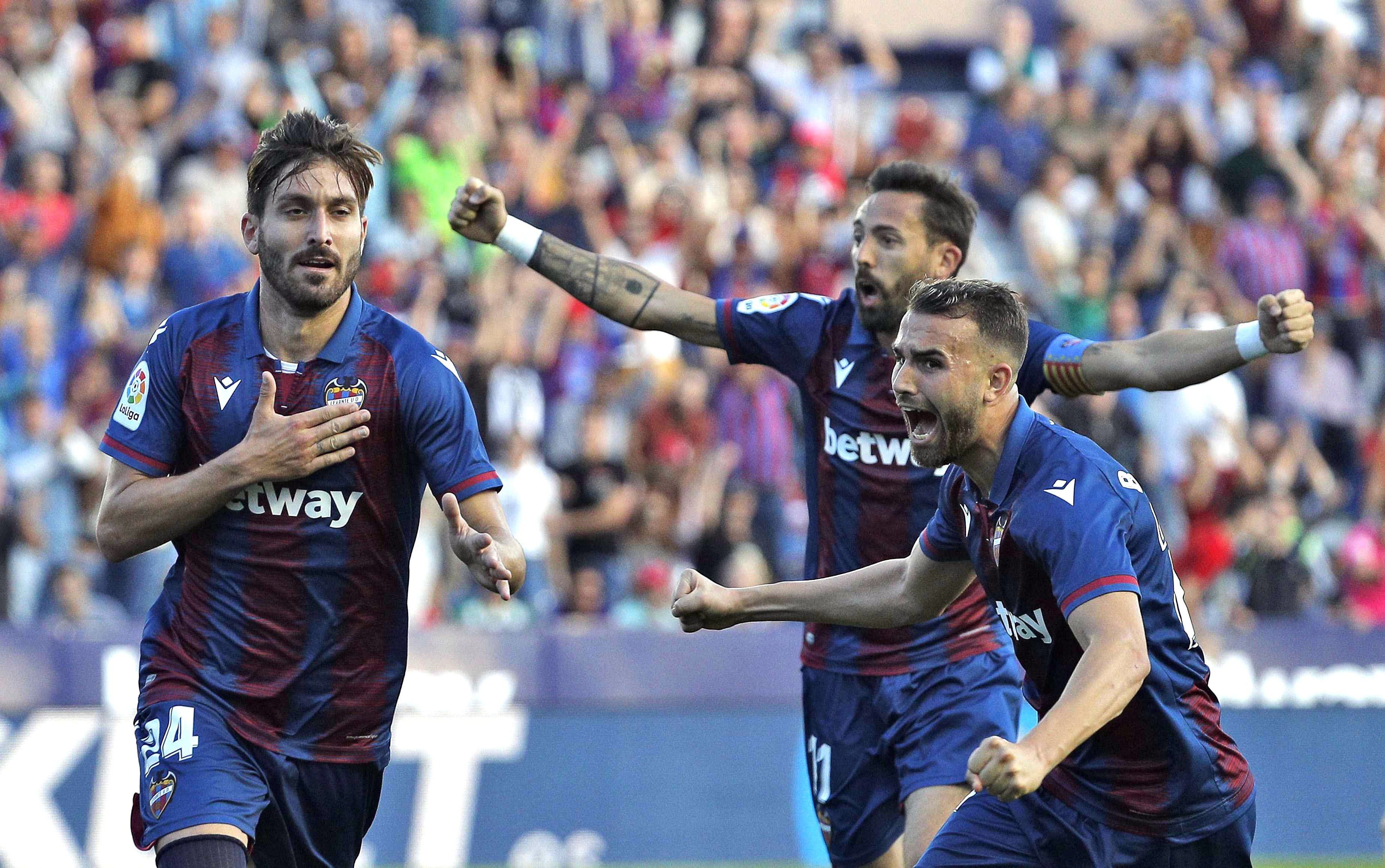 José Ángel Gómez Campaña celebra el primero de los tres goles del Levante contra el equipo culé. (Foto Prensa Libre: EFE)
