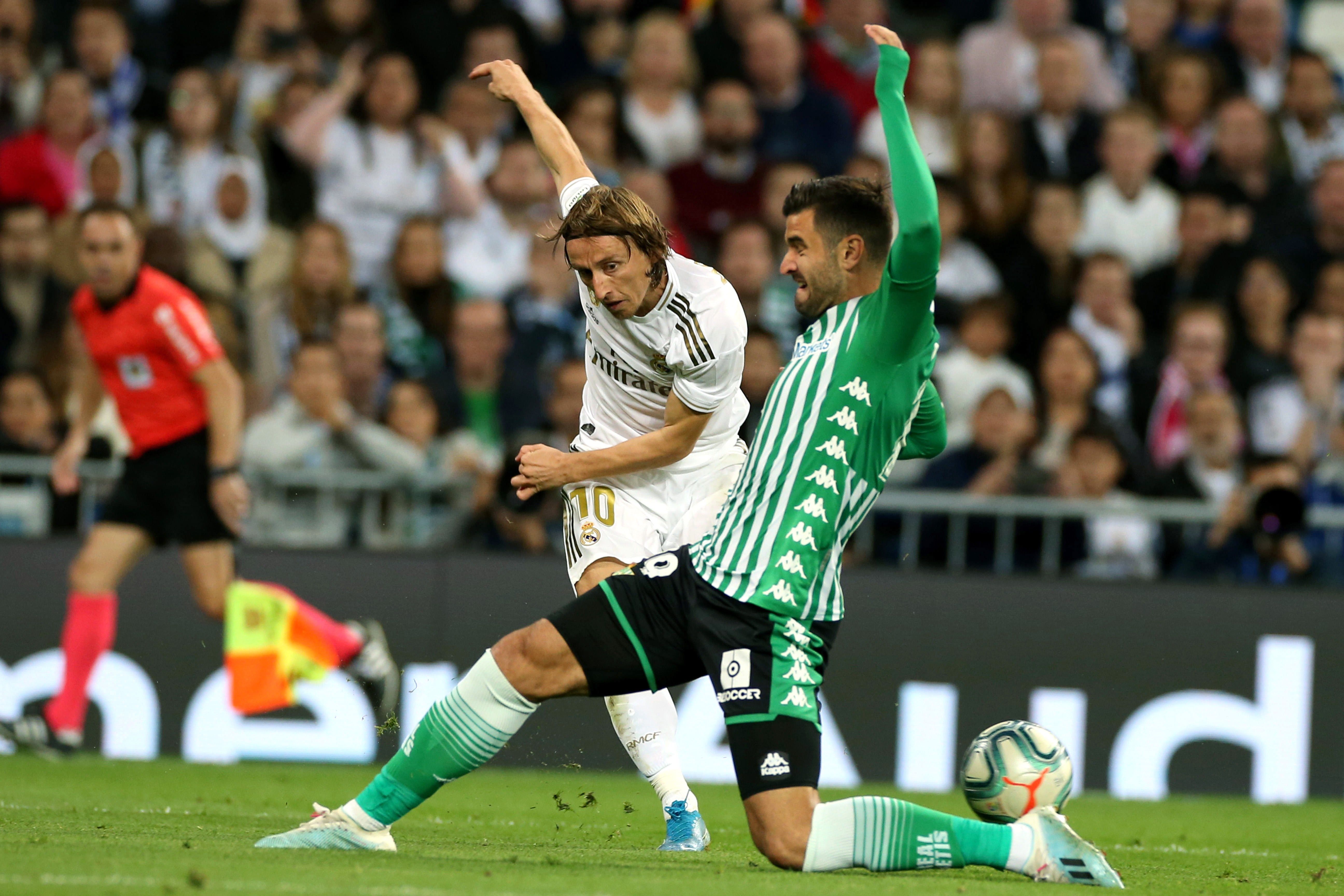  El defensa del Real Betis Antonio Barragán (d) lucha con el croata Luka Modric, del Real Madrid, durante el partido de la jornada 12 de LaLiga. (Foto Prensa Libre:EFE )