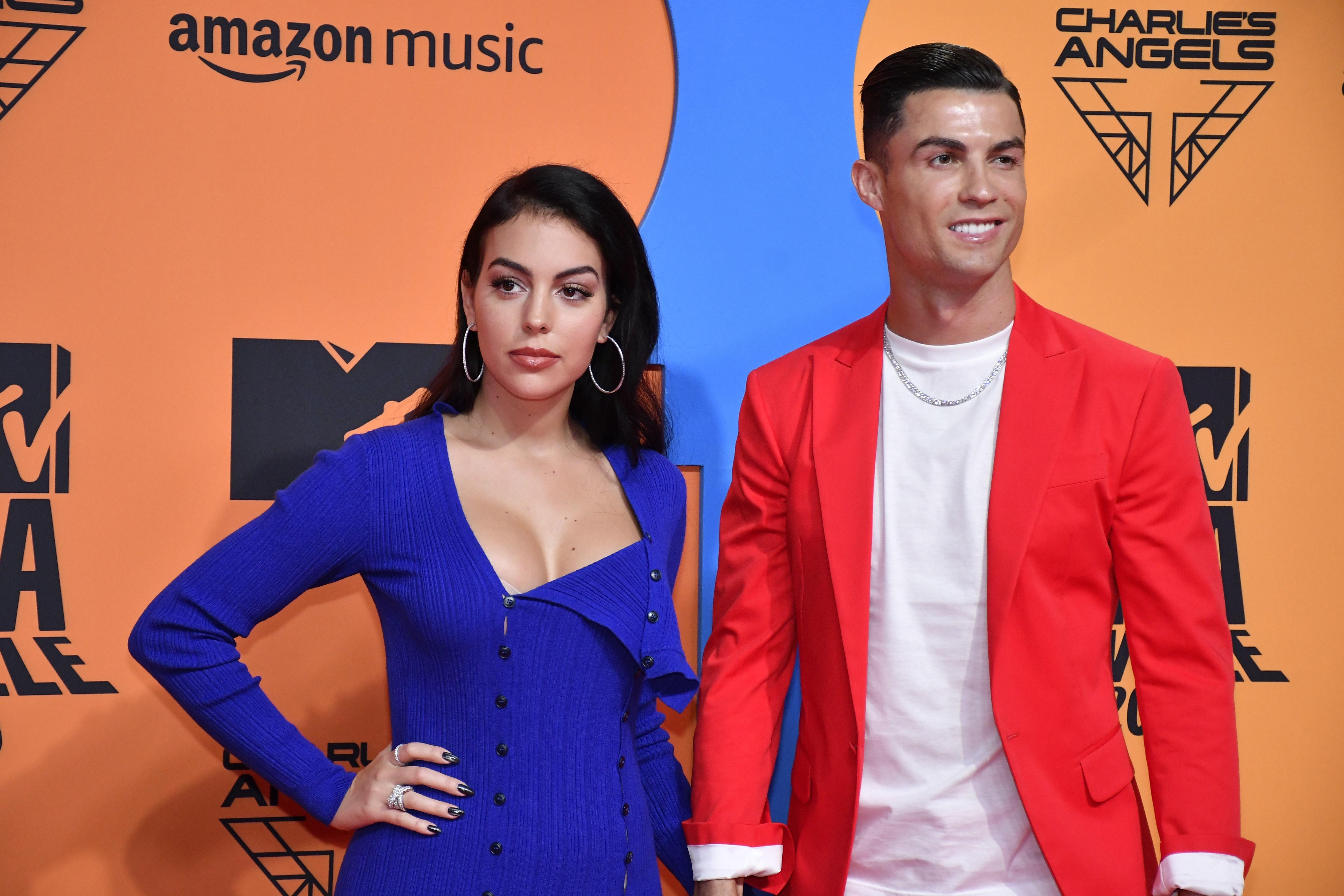 Cristiano Ronaldo y su pareja Georgina Rodríguez posan en la alfombra roja de los premios MTV European Music Awards (EMA) 2019 en Sevilla. (Foto Prensa Libre: EFE)