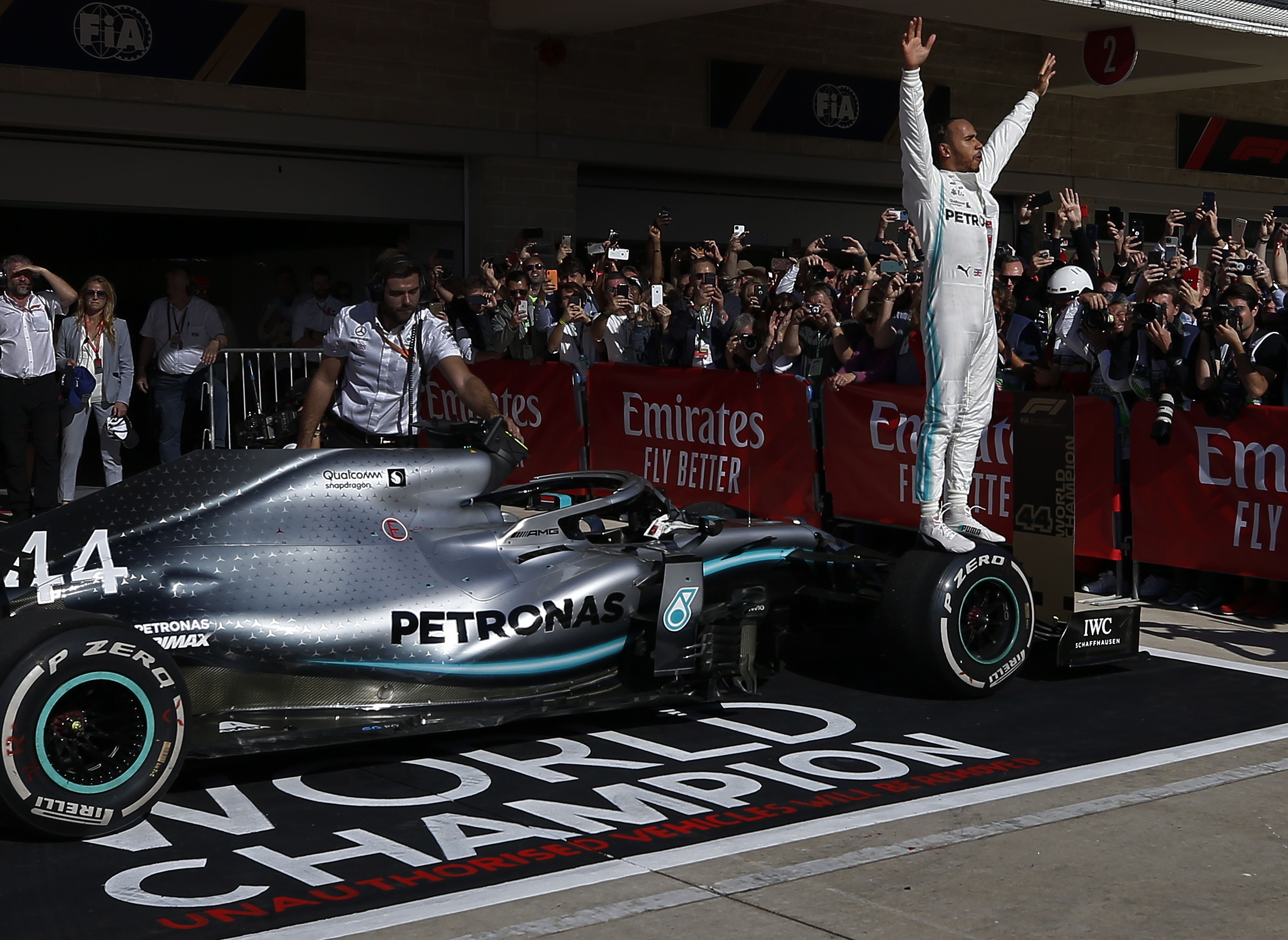 El británico  Lewis Hamilton celebra en el Gran Premio de Estados Unidos. (Foto Prensa Libre: EFE)