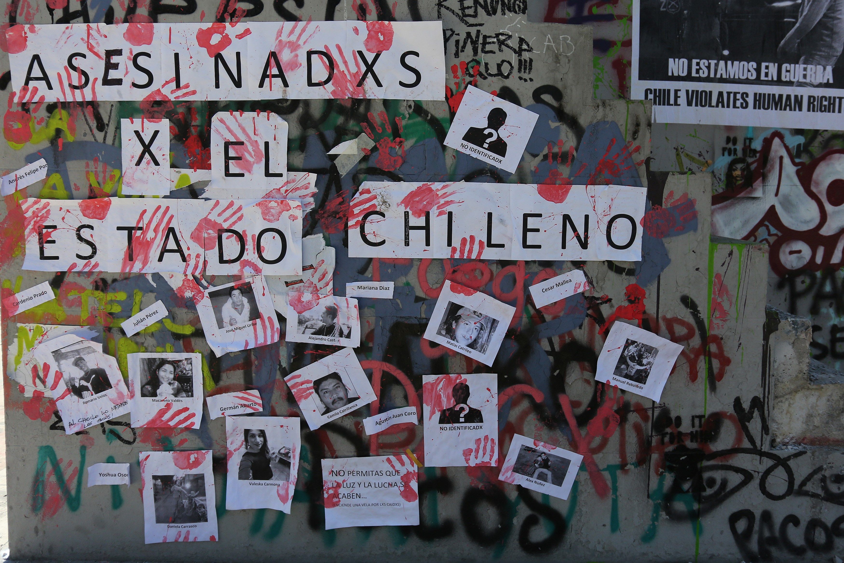 Muros con imágenes de personas fallecidas este martes en la Plaza Italia, zona cero de las manifestaciones en Santiago (Chile). Chile se ha visto afectado desde hace 19 días por un terremoto contra la desigualdad que ha sacudido a las clases sociales. (Foto Prensa Libre: EFE)