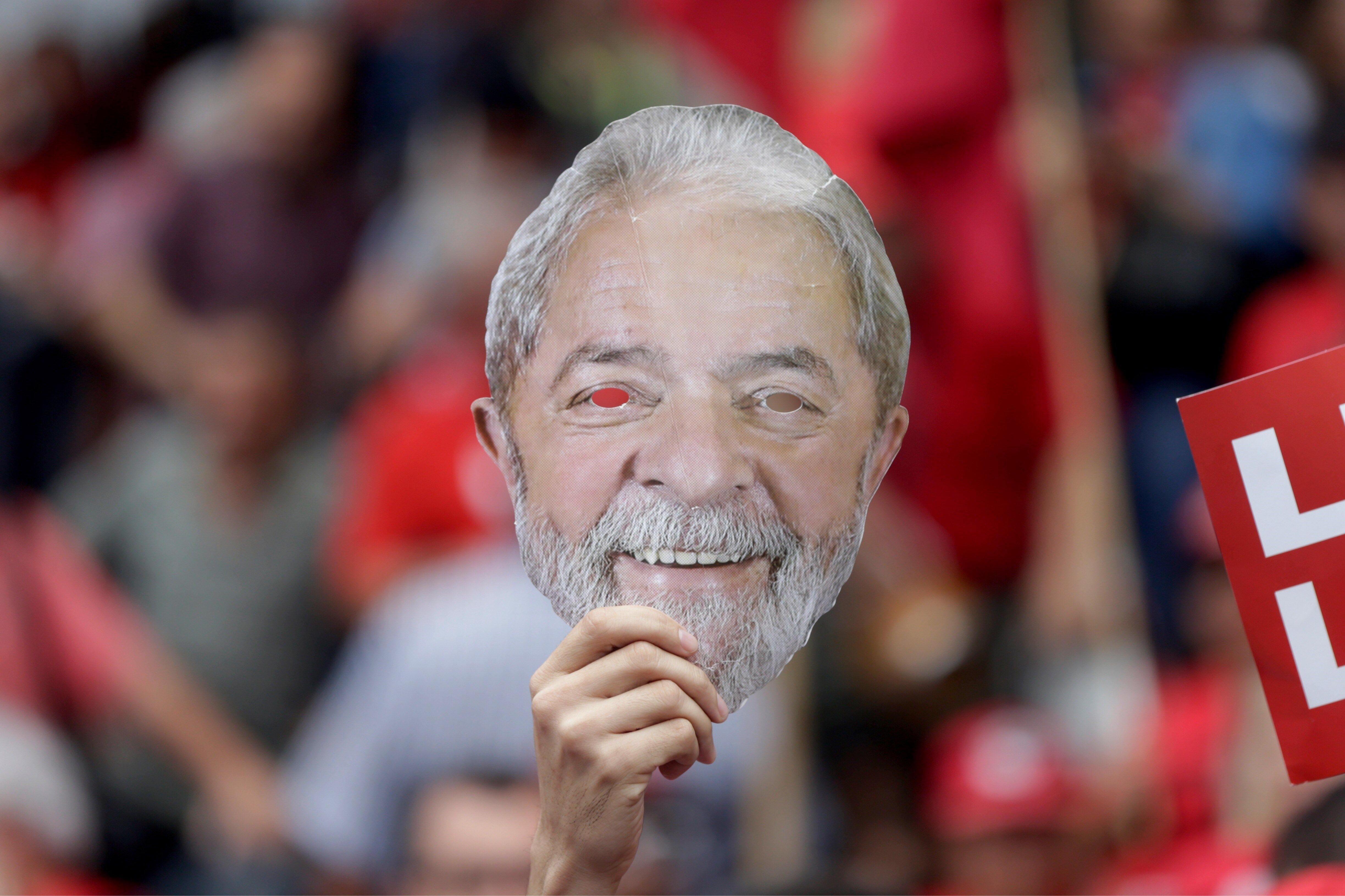Lula da Silva dedicó este sábado unos 45 minutos a repasar la política interna e internacional. (Foto Prensa Libre:EFE)