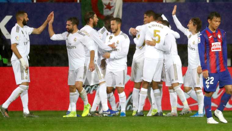 Los jugadores del Real Madrid celebran el gol del uruguayo Federico Valverde en el partido ante el Éibar. (Foto Prensa Libre: EFE)