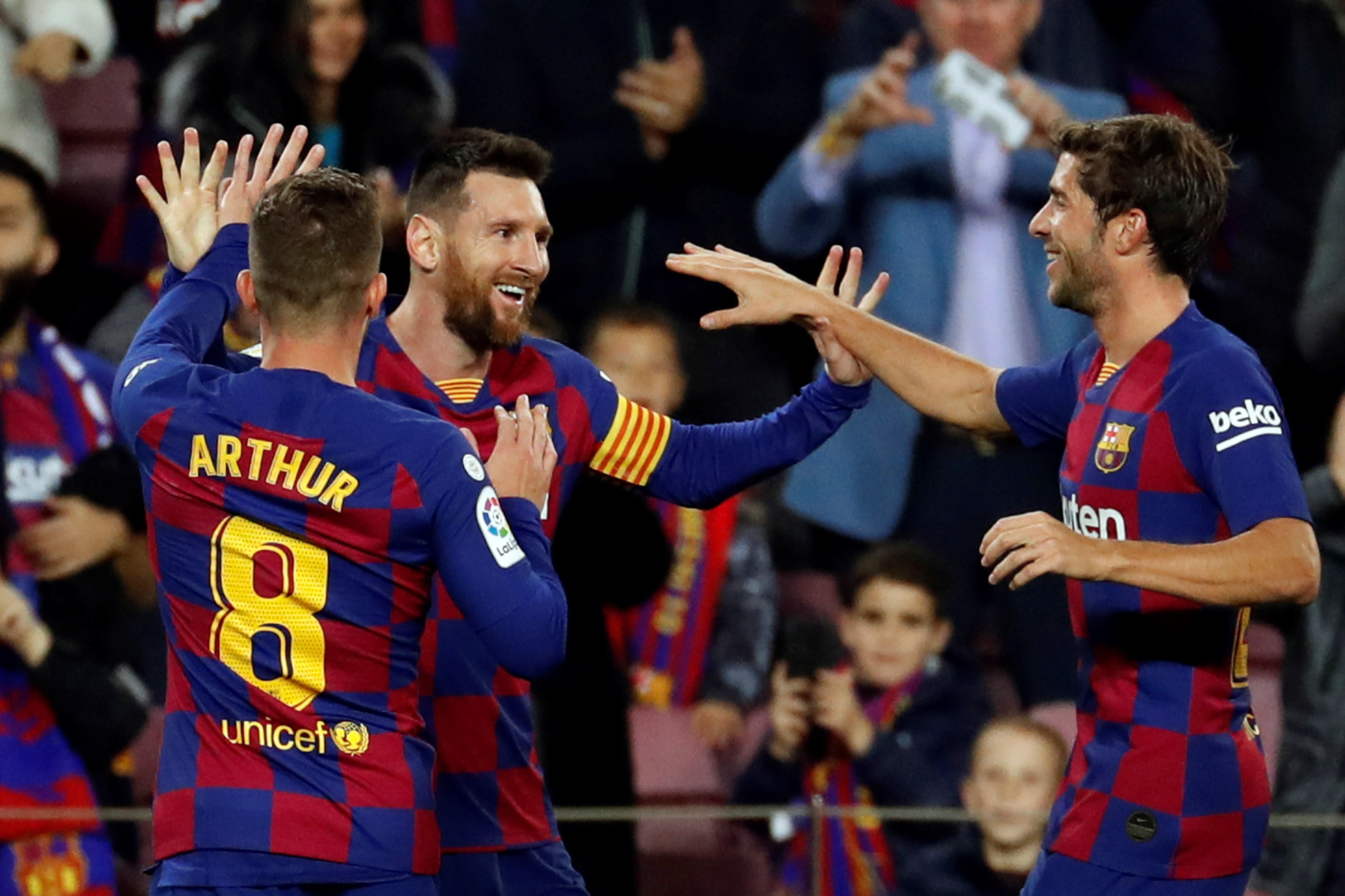 El delantero argentino del FC Barcelona Lionel Messi (c) celebra con sus compañeros Arthur Melo (i) y Sergi Roberto su gol, el segundo del equipo, durante el partido ante el RC Celta de Vigo. (Foto Prensa Libre: EFE)