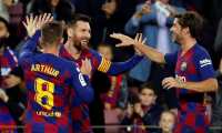 El delantero argentino del FC Barcelona Lionel Messi (c) celebra con sus compañeros Arthur Melo (i) y Sergi Roberto su gol, el segundo del equipo, durante el partido ante el RC Celta de Vigo. (Foto Prensa Libre: EFE)
