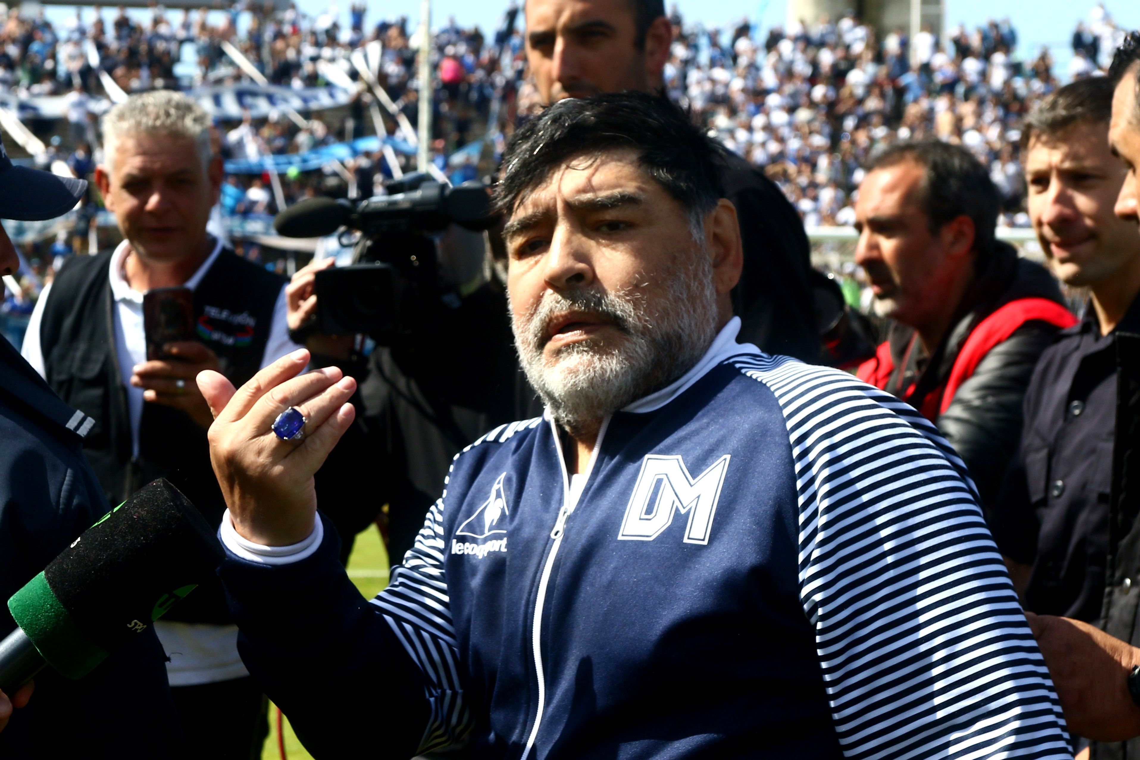 Diego Armando Maradona durante un partido de Gimnasia y Esgrima La Plata. (Foto Prensa Libre: EFE).