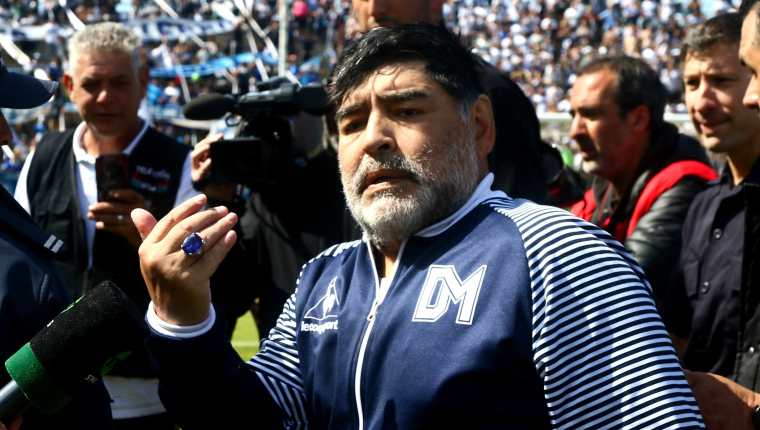 Diego Armando Maradona durante un partido de Gimnasia y Esgrima La Plata. (Foto Prensa Libre: EFE).