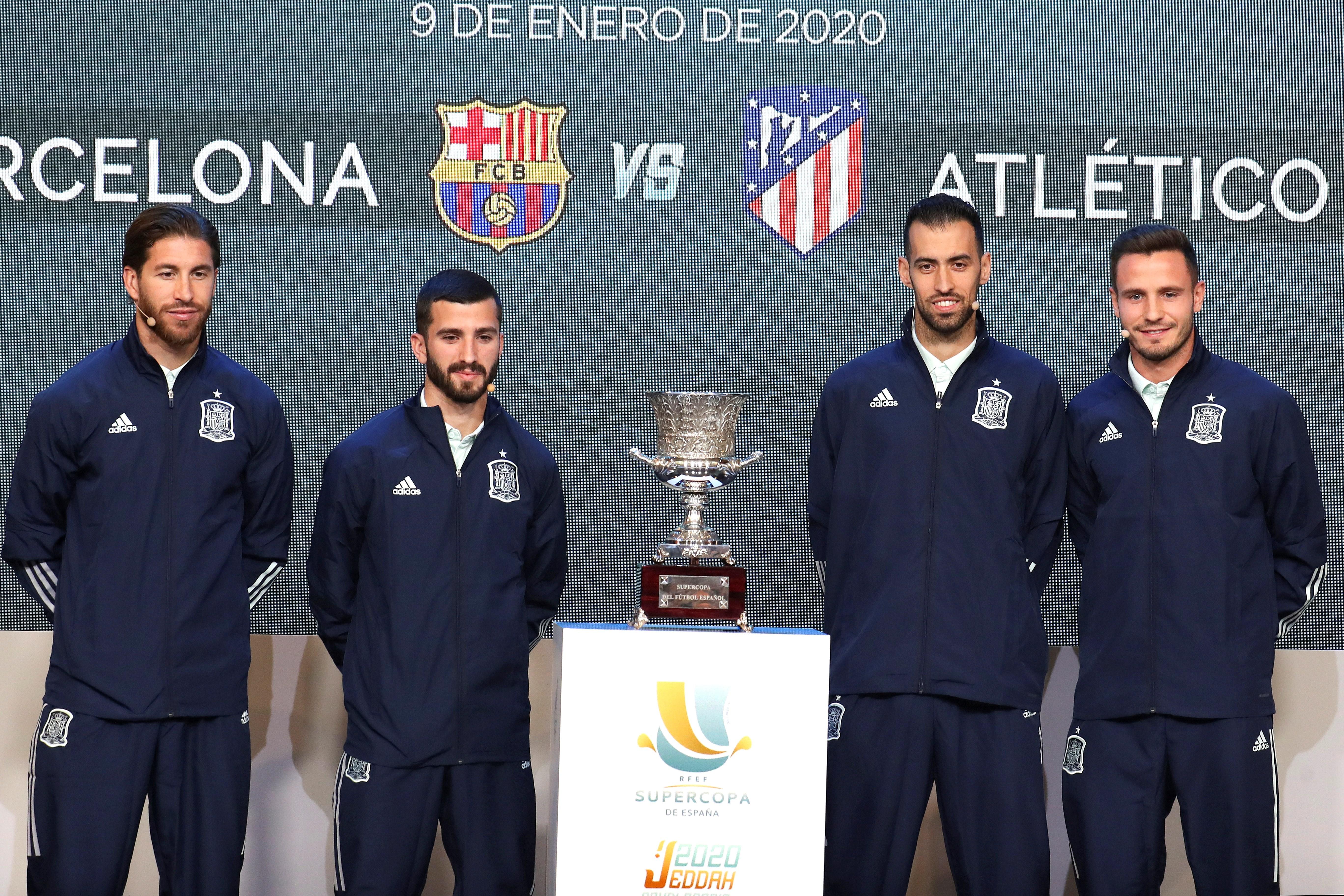 Los jugadores de la selección española de fútbol, Sergio Ramos, José Luis Gayá, Sergio Busquets y Saul Ñíguez, tras el sorteo de los emparejamientos de la Supercopa de España que se jugará en la ciudad saudí de Yeda. (Foto Prensa Libre: EFE)