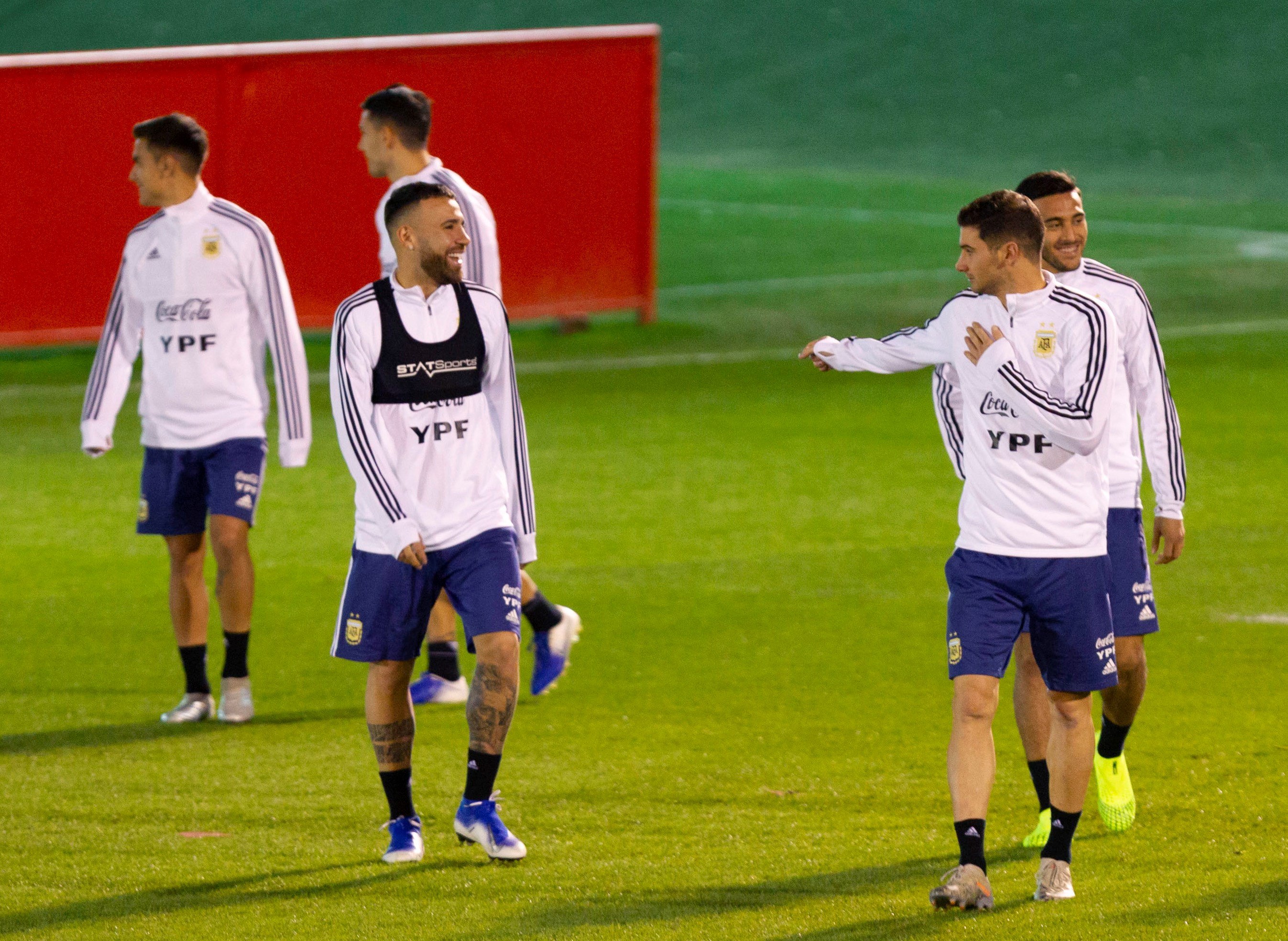 El defensa de la selección argentina Nicolás Otamendi (i) participa en un entrenamiento del equipo en la Ciudad albiceleste. (Foto Prensa Libre: EFE)
