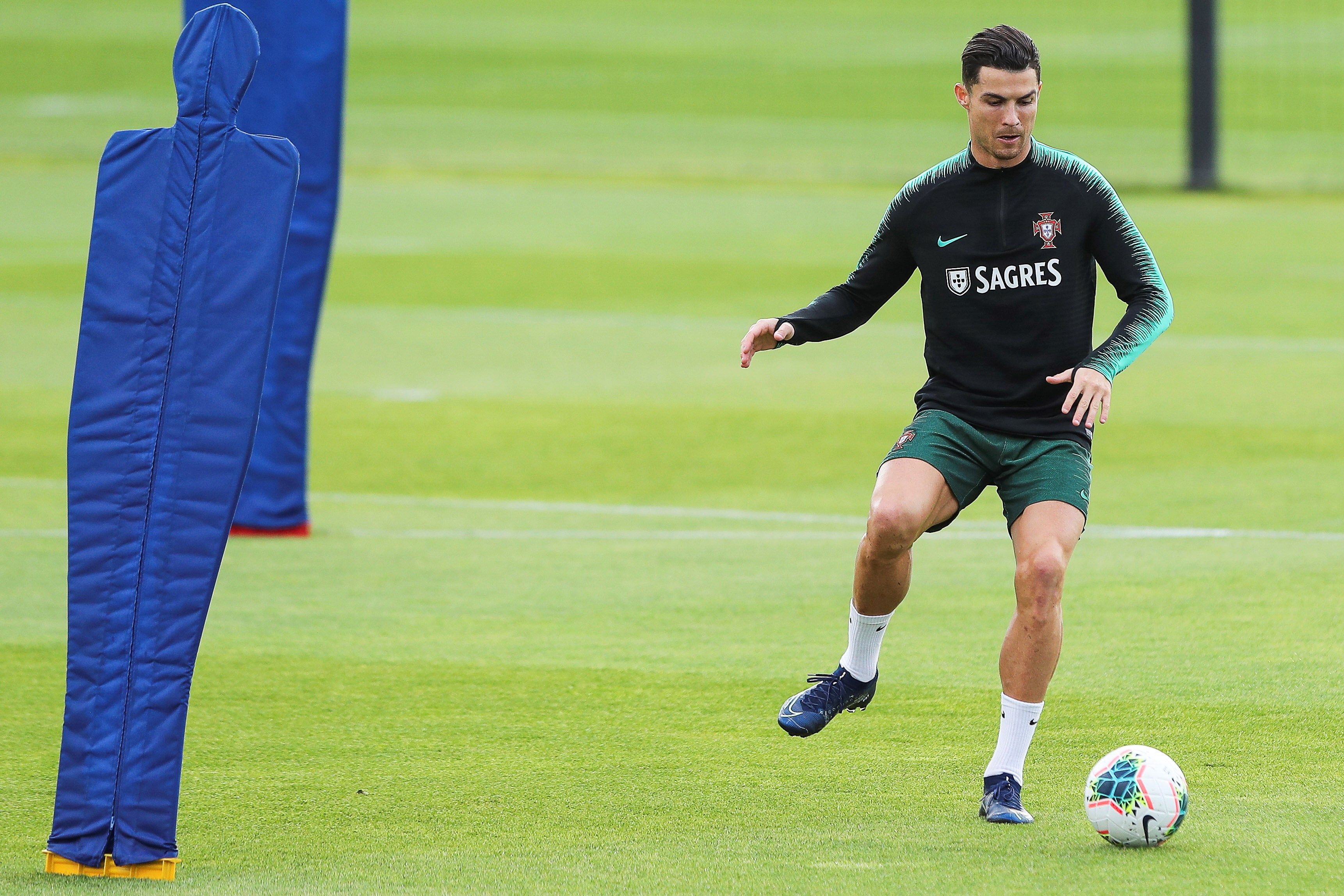 Cristiano Ronaldo se entrenó este martes con Portugal. (Foto Prensa Libre: EFE)