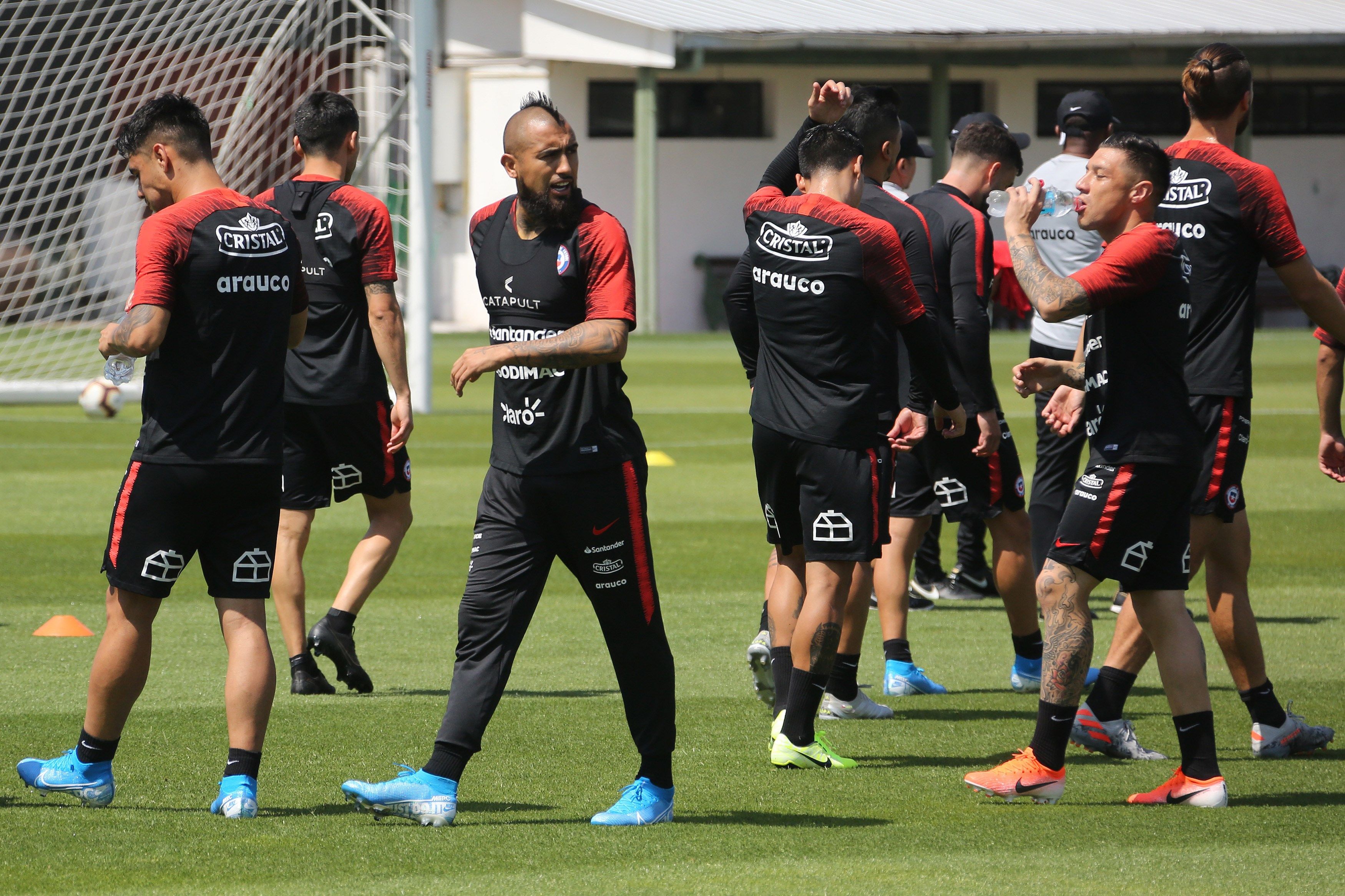 El futbolista chileno Arturo Vidal participa en un entrenamiento de la selección chilena este 13 de noviembre. (Foto Prensa Libre: EFE).