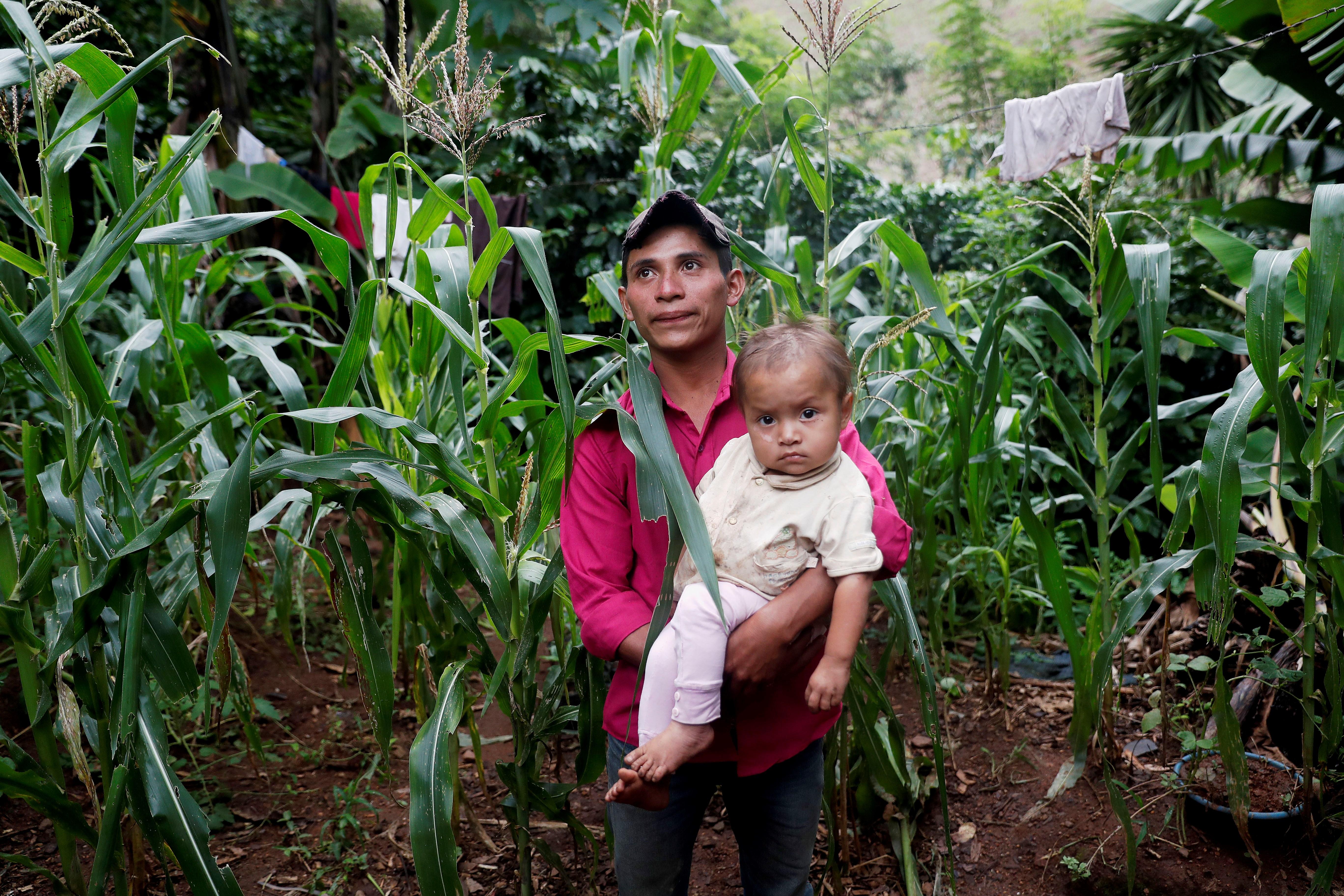 El área del Corredor Seco es una de las que sufrirá los peores efectos por la crisis económica que dejará el coronavirus. En la fotografía, un padre carga a su hija en Jocotán, Chiquimula. (Foto Prensa Libre: Hemeroteca PL)