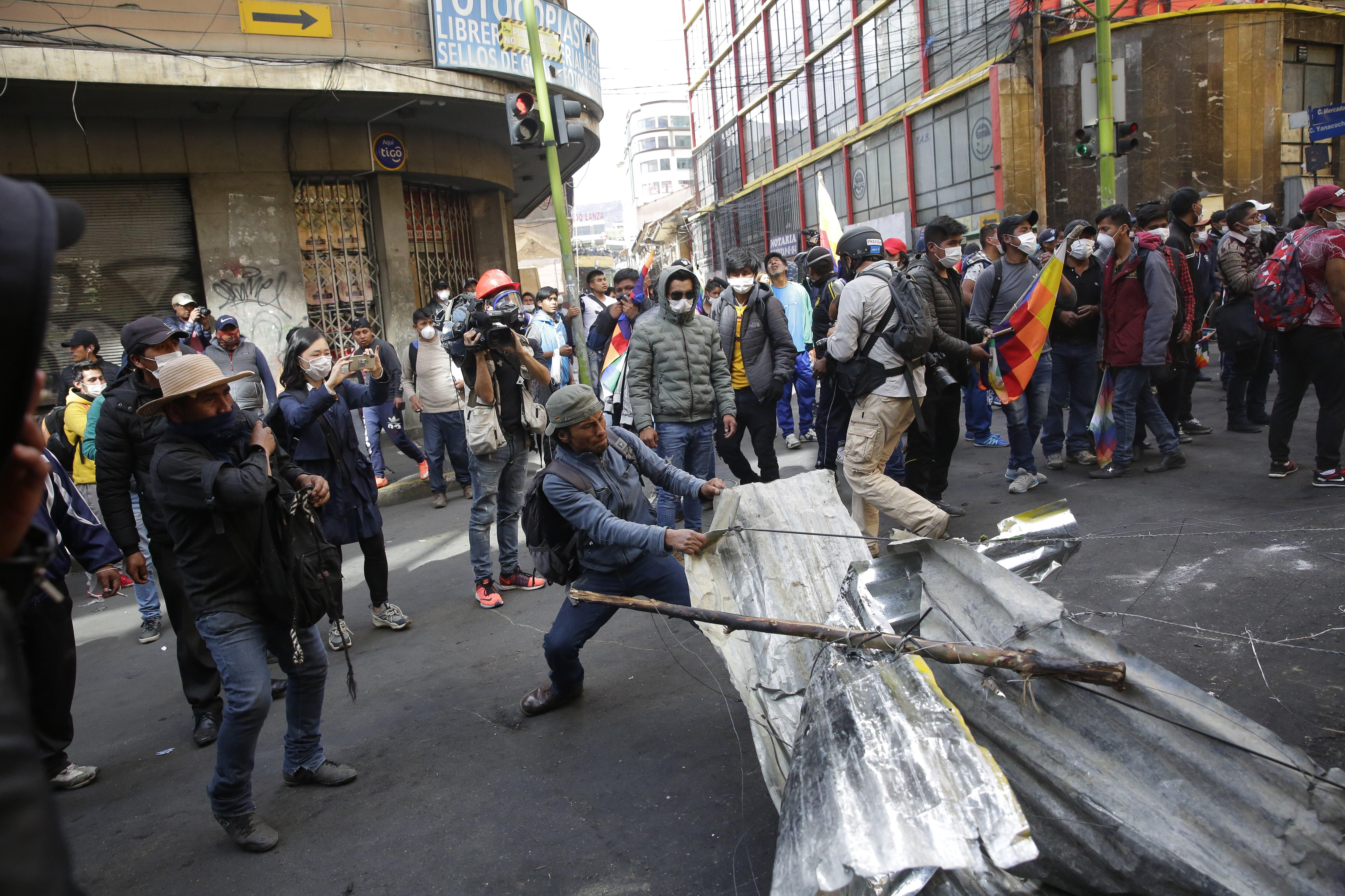 Manifestantes se enfrentan a la policía boliviana durante una protesta contra el Gobierno provisional del país en el centro de La Paz (Foto Prensa Libre: EFE)