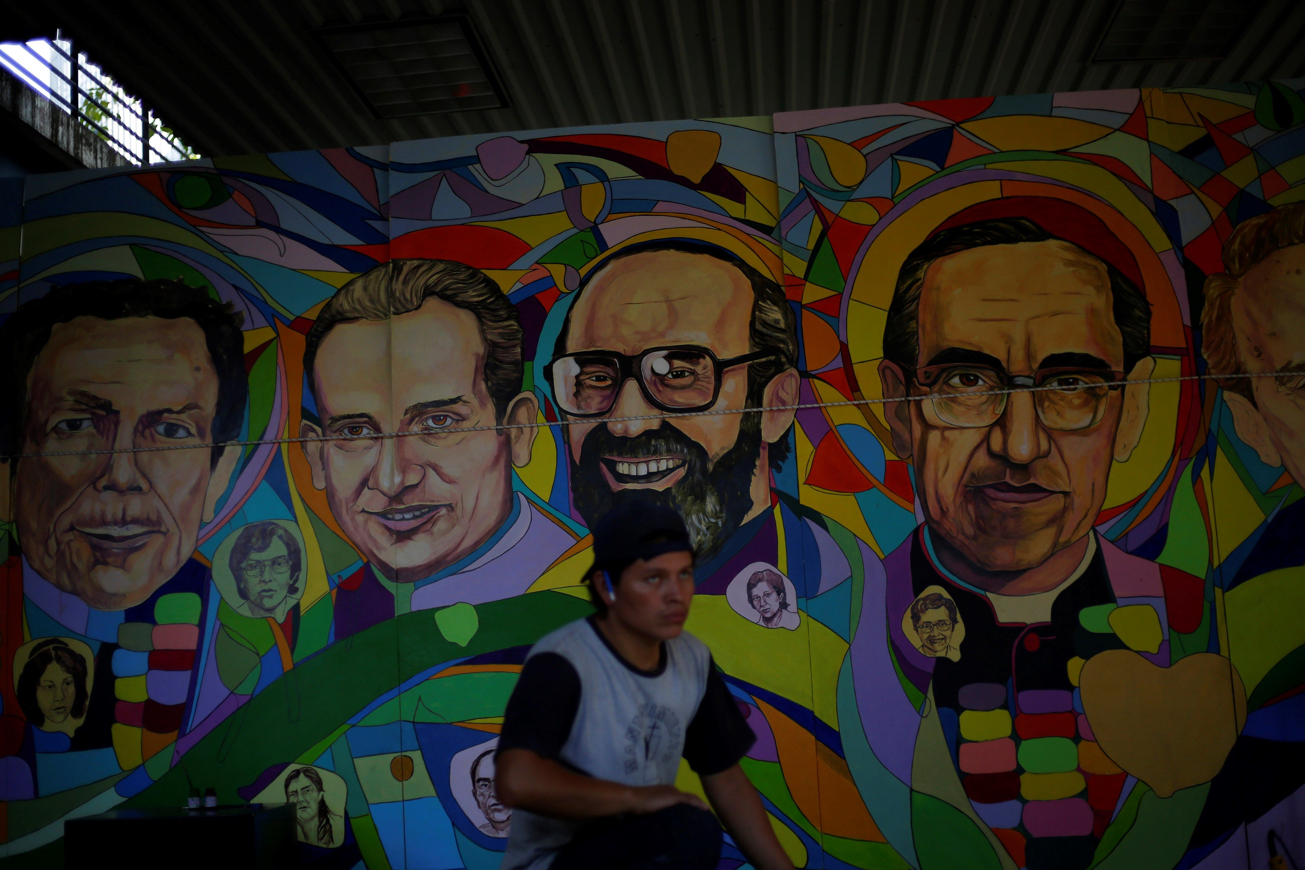Los considerados mártires de El Salvador reviven en la memoria colectiva del país con un mural en el que más de 800 personas pusieron su pincelada, al cumplirse los 30 años de la masacre de seis padres jesuitas en 1989, una matanza que marcó la guerra civil en el país. (Foto Prensa Libre: EFE)