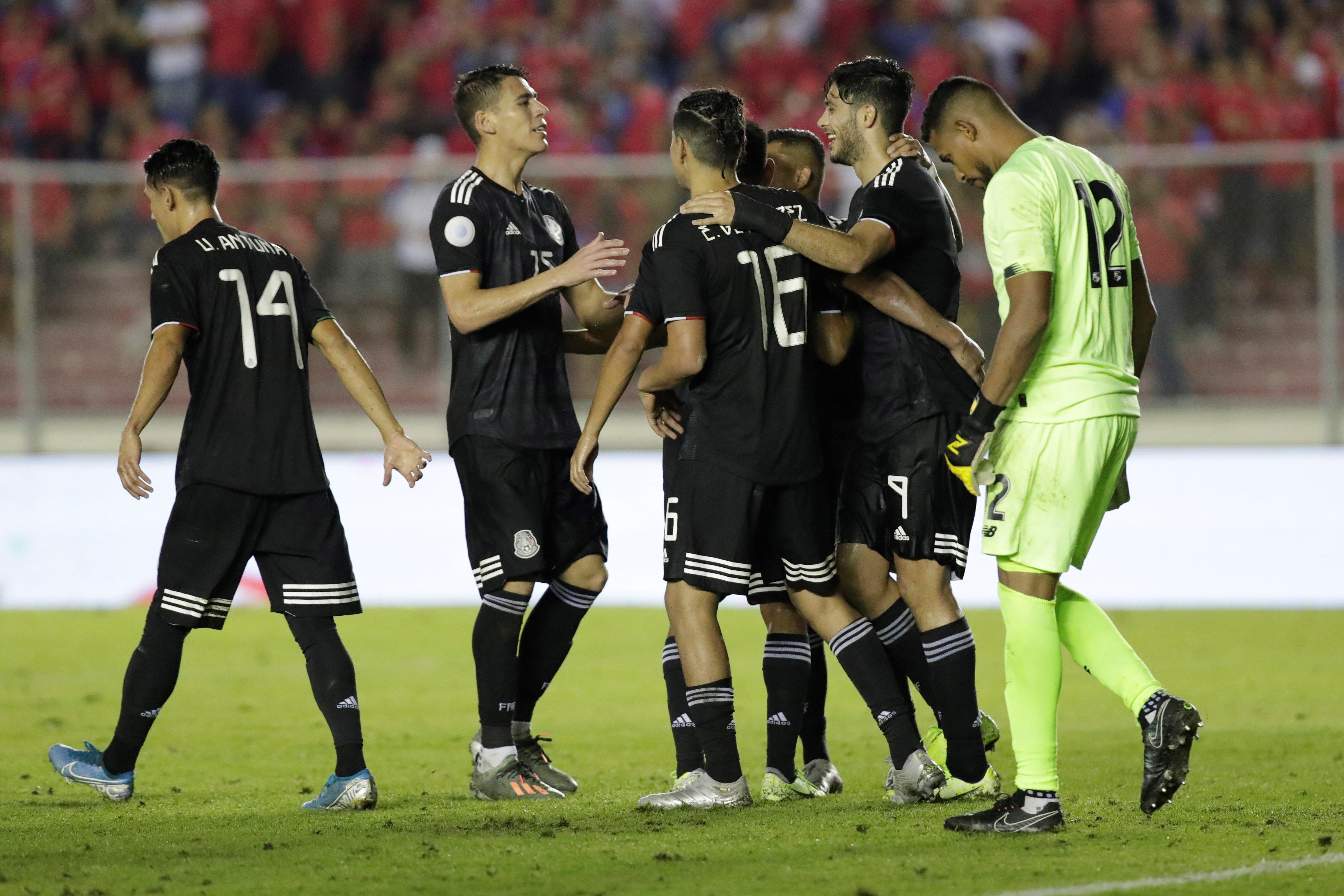 Jugadores de México celebran tras anotar un gol contra Panamá, durante el partido por la Liga de Naciones Concacaf, en el estadio Rommel Fernández, en Ciudad de Panamá. (Foto Prensa Libre: 
 EFE).
