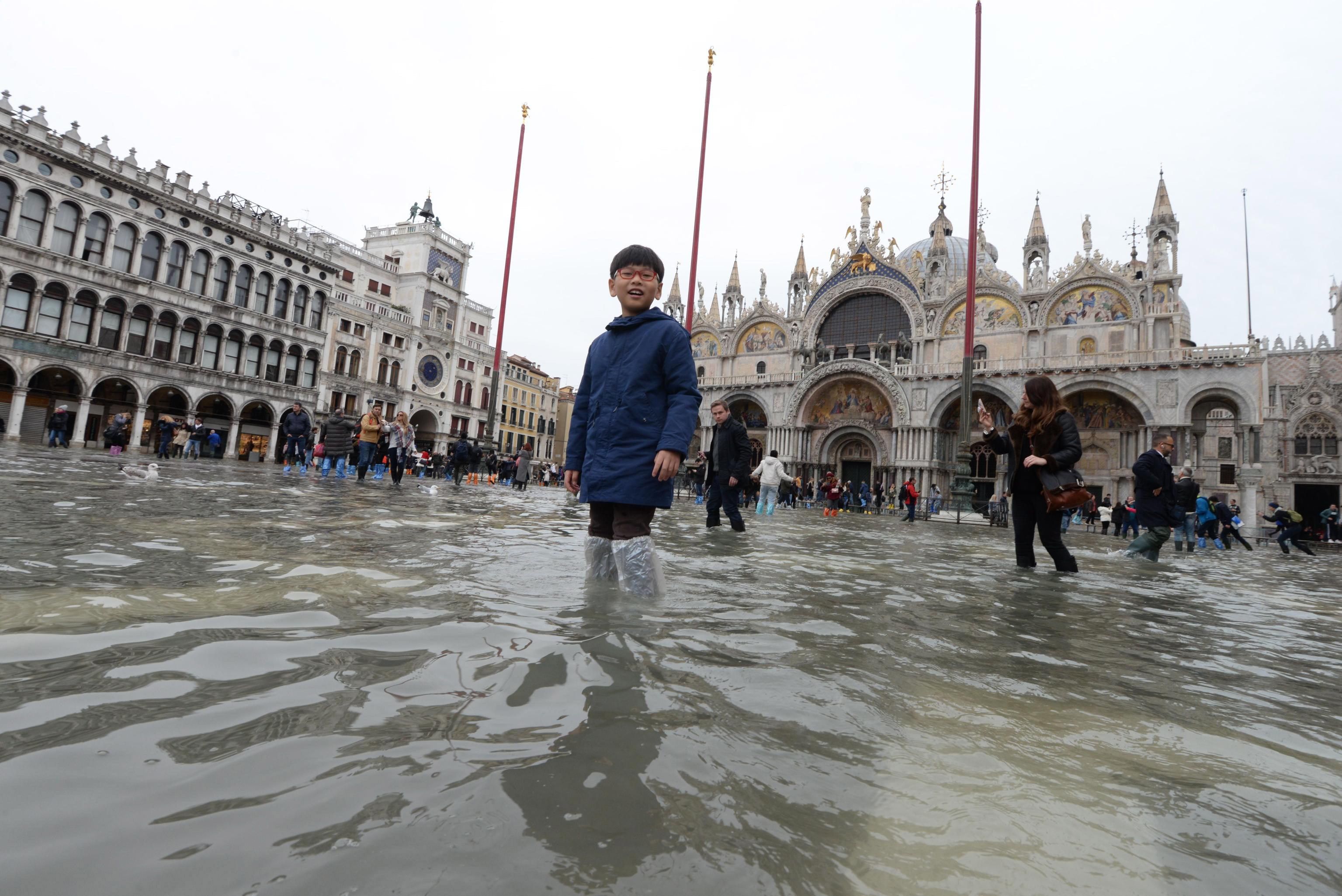 Un joven turista pasea por la plaza de San Marcos en Venecia (Italia),  durante una nueva jornada de inundaciones.  (Foto Prensa Libre: EFE)