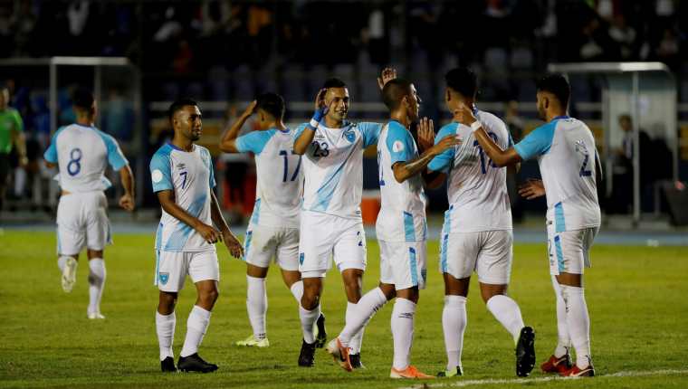 La selección de Guatemala celebra su tercer gol en contra de Puerto Rico, durante el partido del grupo C de la Liga de Naciones de la Concacaf, en septiembre de 2019. (Foto Prensa Libre: EFE)