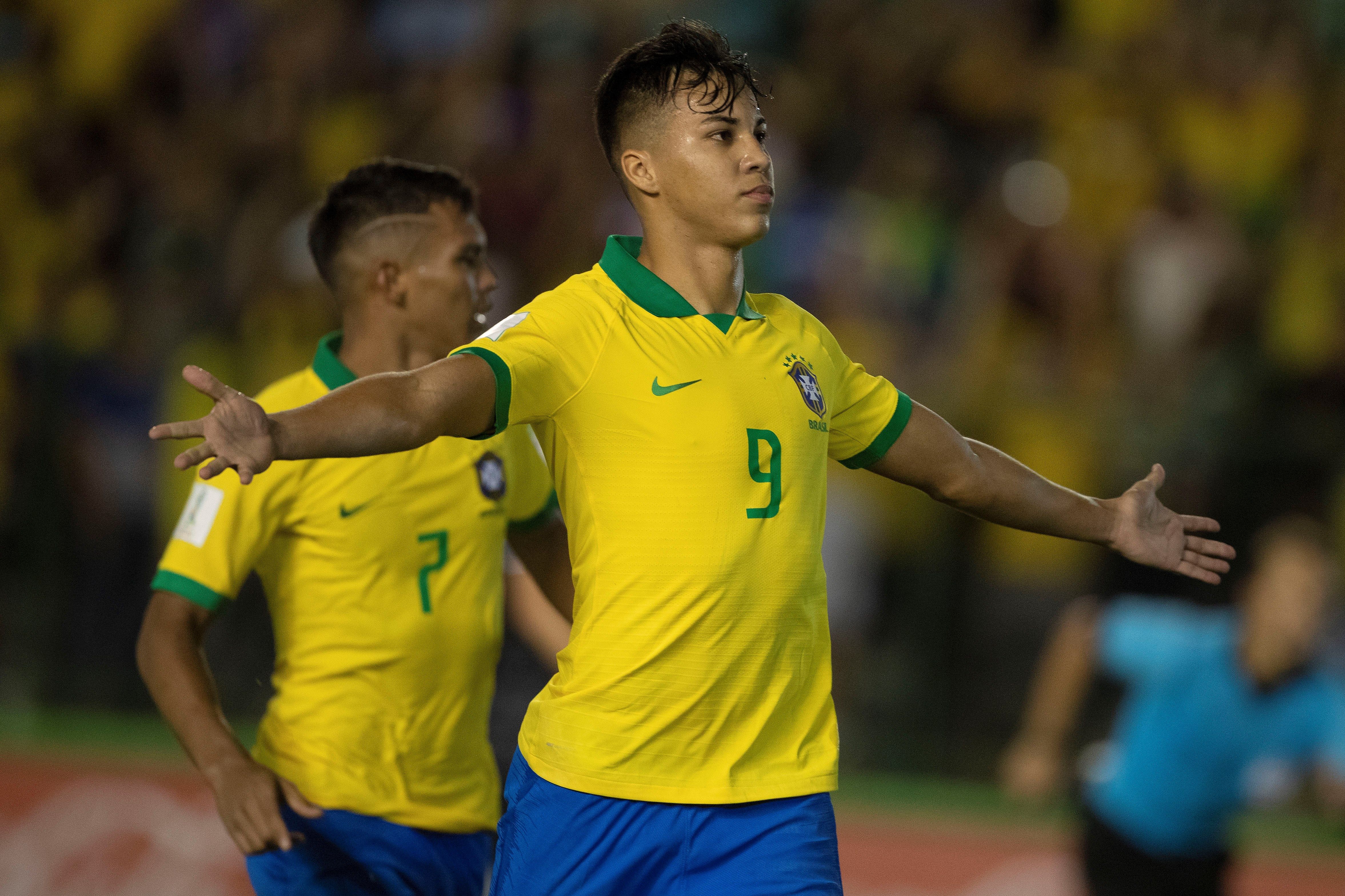  El brasileño Kaio Jorge celebra luego de anotar el 1-1 durante la final de la Copa Mundial de Fútbol sub 17 entre Brasil y México. (Foto Prensa Libre: EFE)