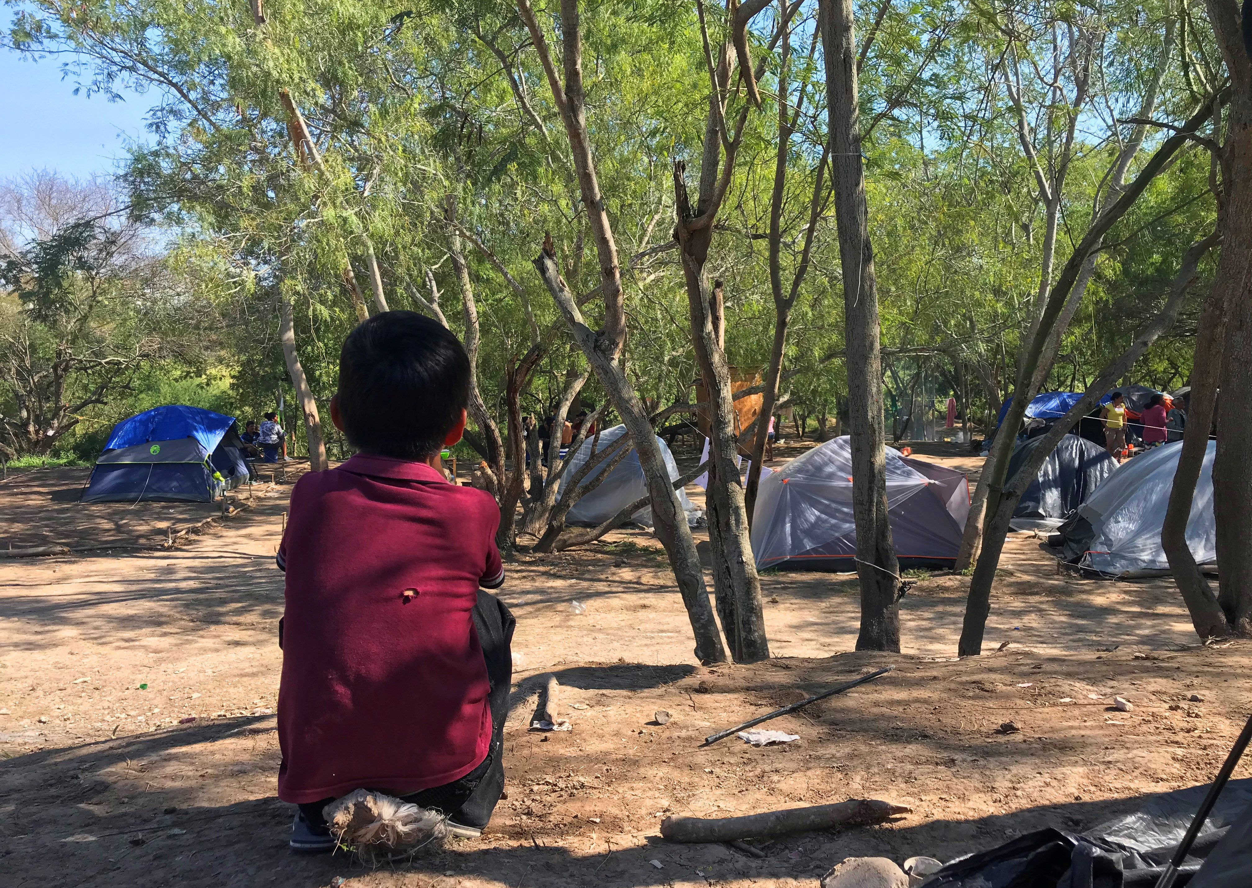 Campamento de niños y adultos migrantes centroamericanos en Matamoros (México), frontera con EEUU. (Foto Prensa Libre: EFE)