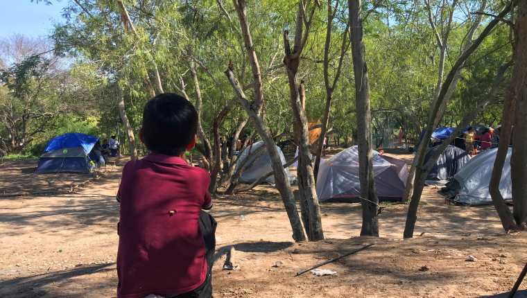 Campamento de niños y adultos migrantes centroamericanos en Matamoros (México), frontera con EEUU. (Foto Prensa Libre: EFE)