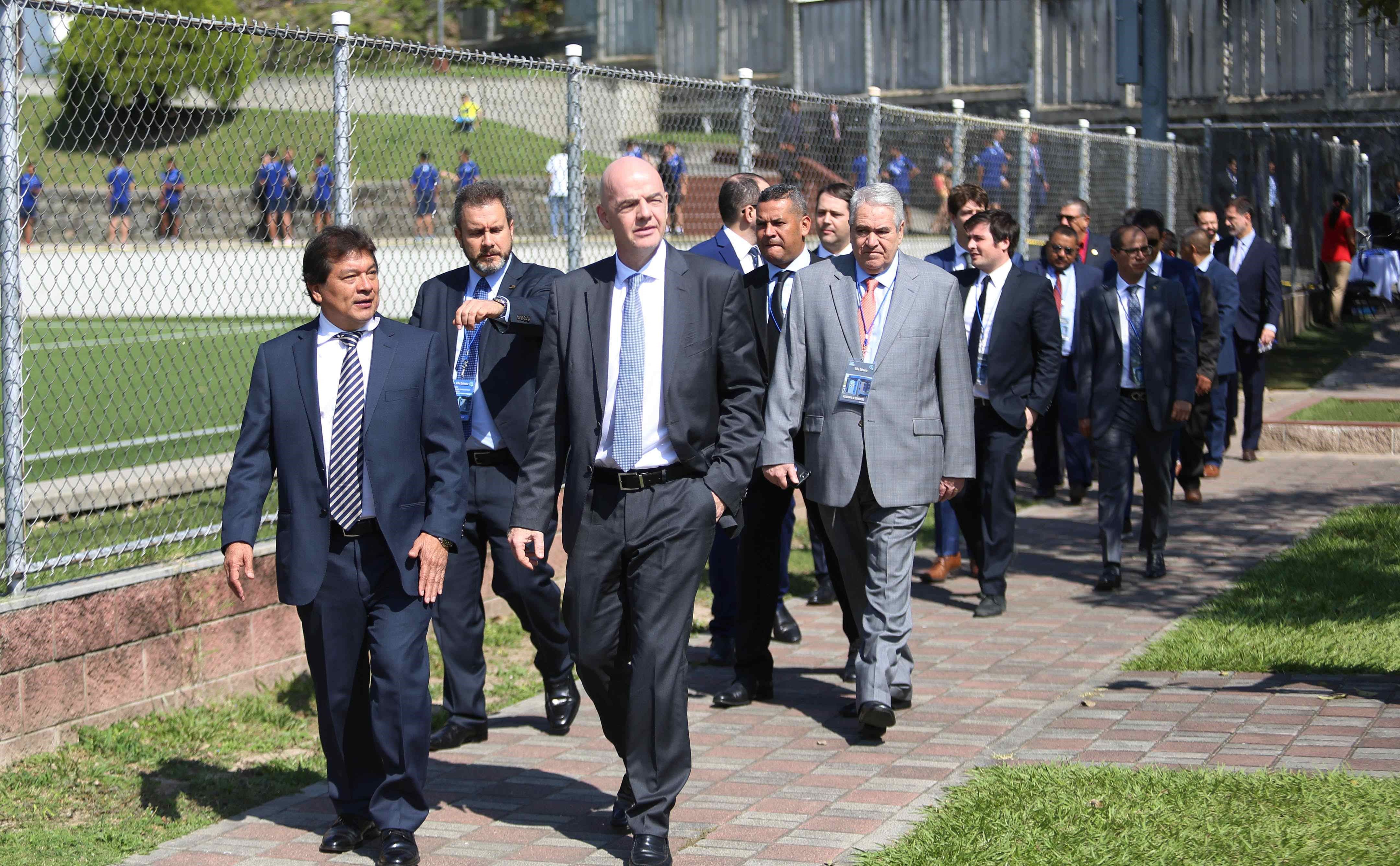  El presidente de Fifa, Gianni Infantino (3 a la i), llega a la sede de la Federación Salvadoreña de Fútbol (Fesfut) acompañado por el presidente de la Federación de Fútbol Salvadoreño, Hugo Carrillo (i), y otros directivos este miércole en San Salvador. (Foto Prensa Libre: EFE)
