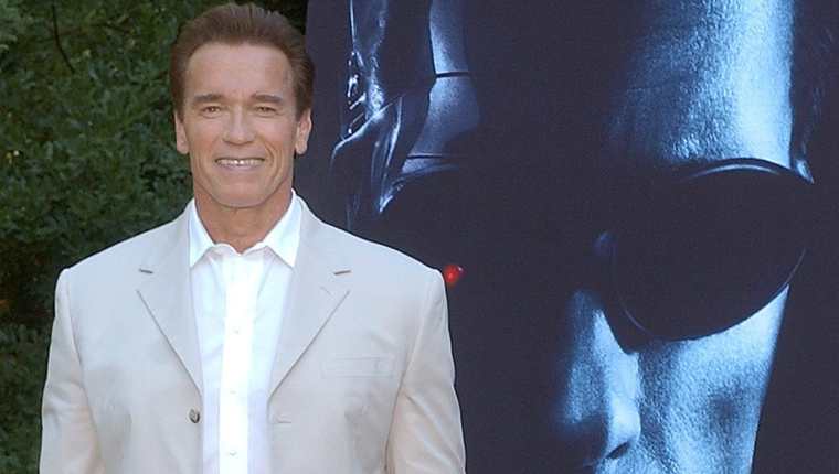 Arnold Schwarzenegger convivió con latinos durante la celebración de acción de gracias. Fotografía: EFE.