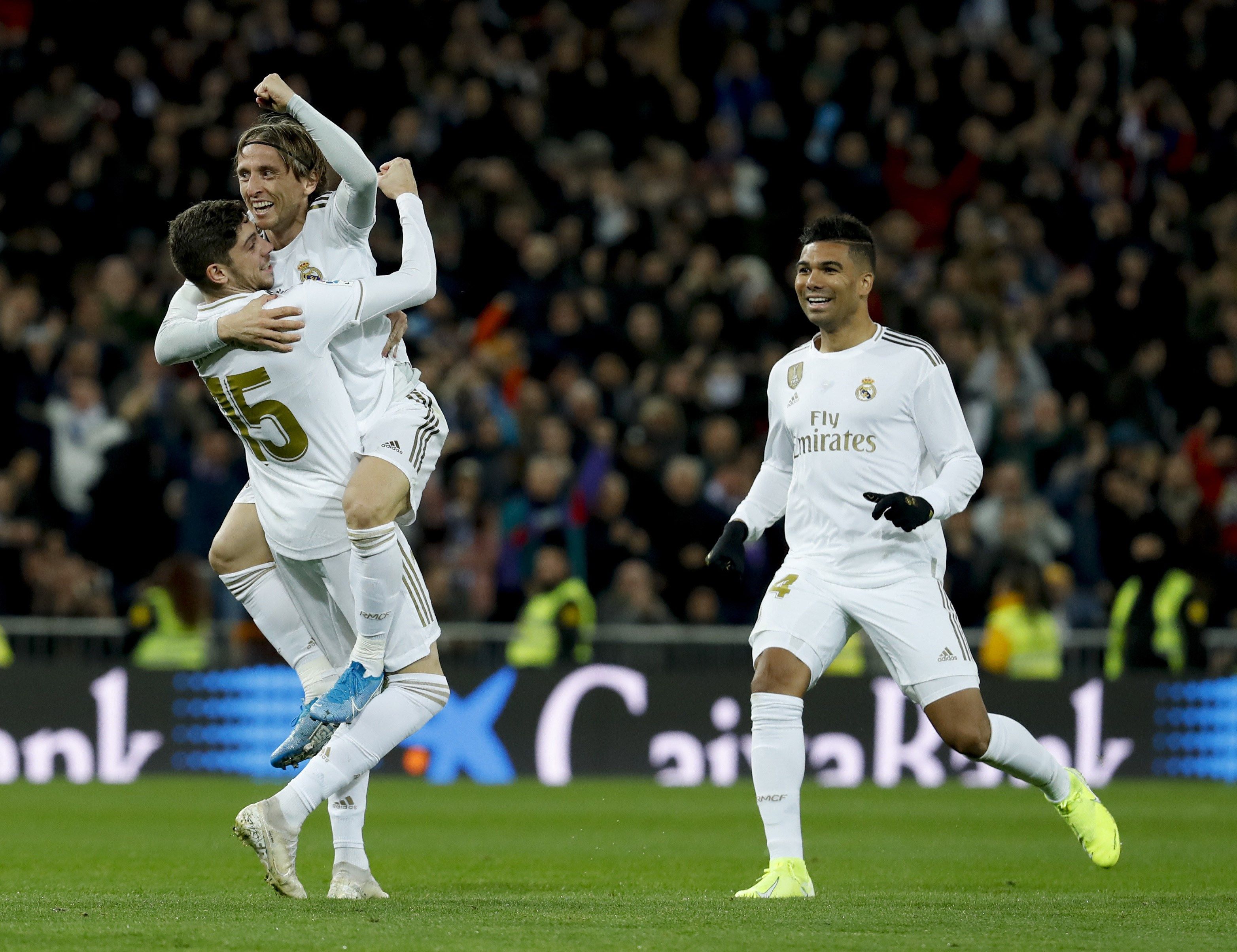  El jugador del Real Madrid Federico Valverde (i), celebra su gol con su compañero Luka Modric (c) durante el partido ante la Real Sociedad, (Foto Prensa Libre: EFE)