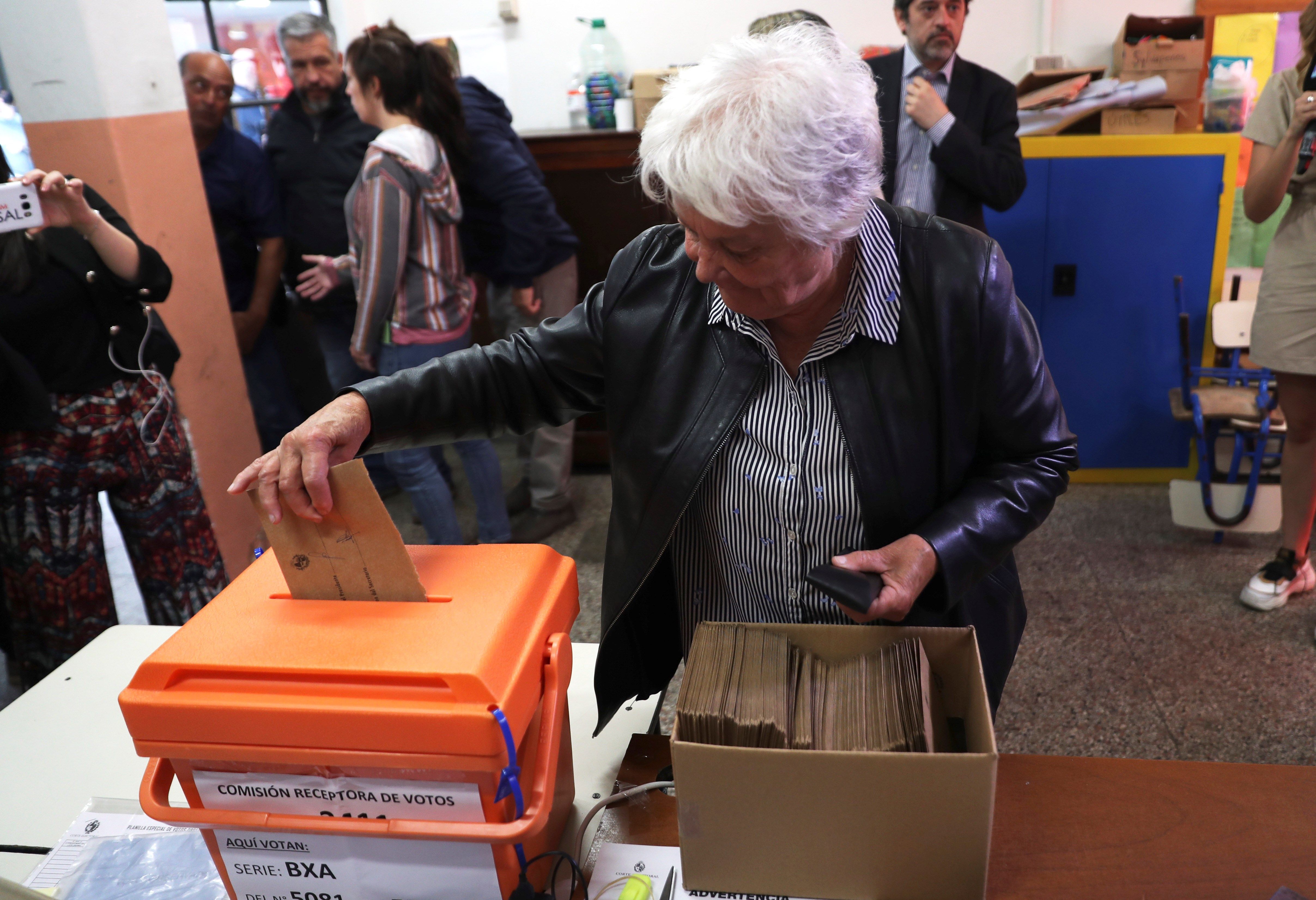 La Vicepresidenta de Uruguay y senadora electa Lucía Topolansky ejerce su derecho al voto en Montevideo, Unos 2,7 millones de ciudadanos elijan en segunda vuelta al presidente de Uruguay  para el período 2020-2025. (Foto Prensa Libre: EFE)