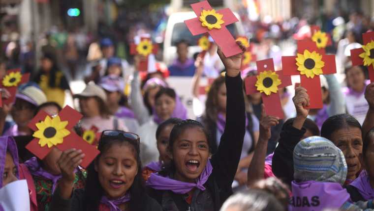 Grupos de mujeres rechazan la violencia de género en Guatemala. (Foto Prensa Libre: EFE)