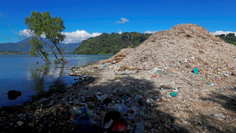 Una montaña de basura se acumula en el lago de Amatitlán, que recibe desechos de 14 municipios. (Foto Prensa Libre: EFE)