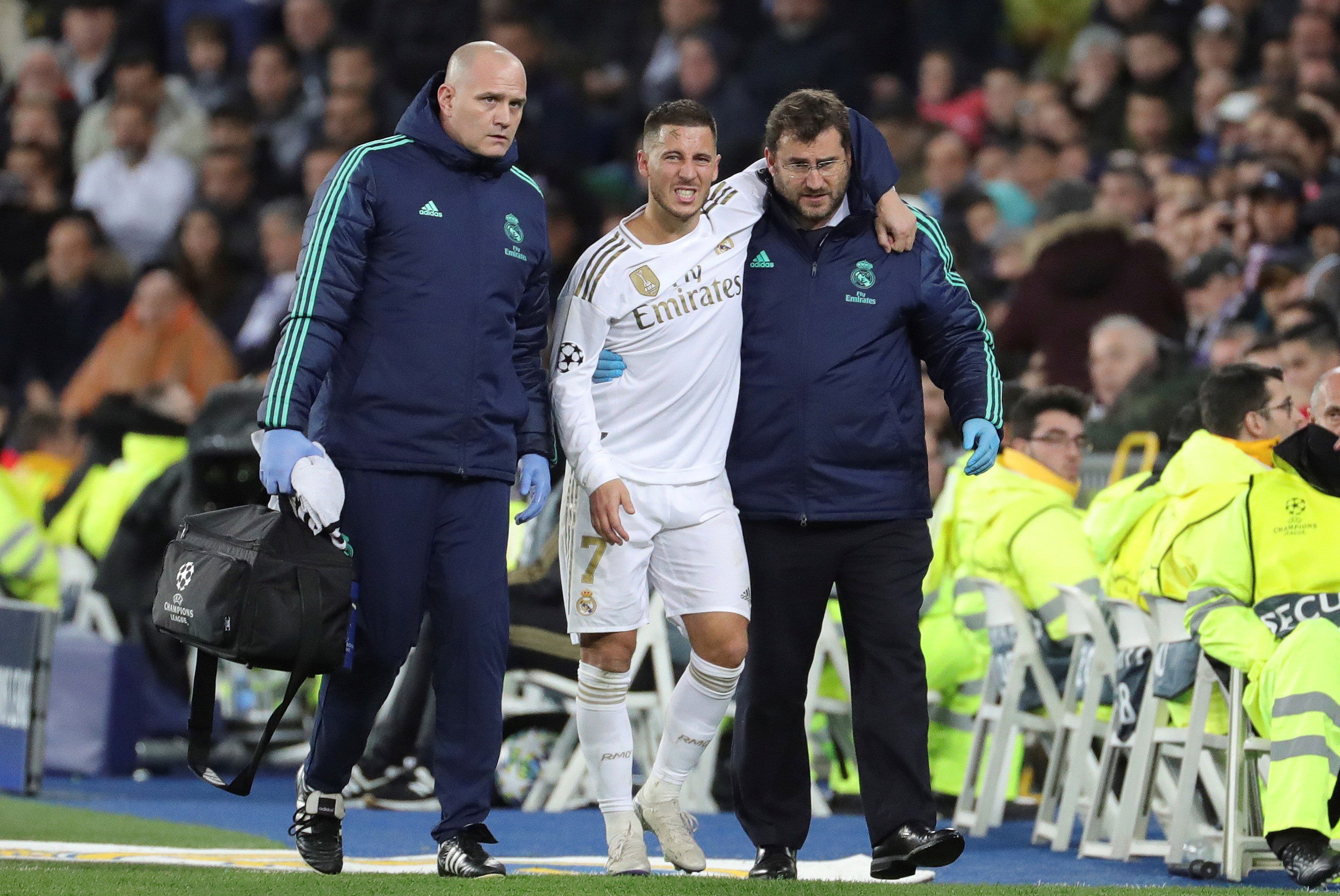 El delantero del Real Madrid Hazard se retira lesionado, durante el partido de la quinta jornada de la fase de grupos de la Liga de Campeones ante el Paris Saint Germain. (Foto Prensa Libre: EFE)