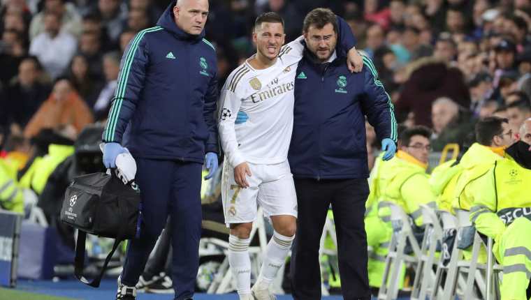 El delantero del Real Madrid Hazard se retira lesionado, durante el partido de la quinta jornada de la fase de grupos de la Liga de Campeones ante el Paris Saint Germain. (Foto Prensa Libre: EFE)