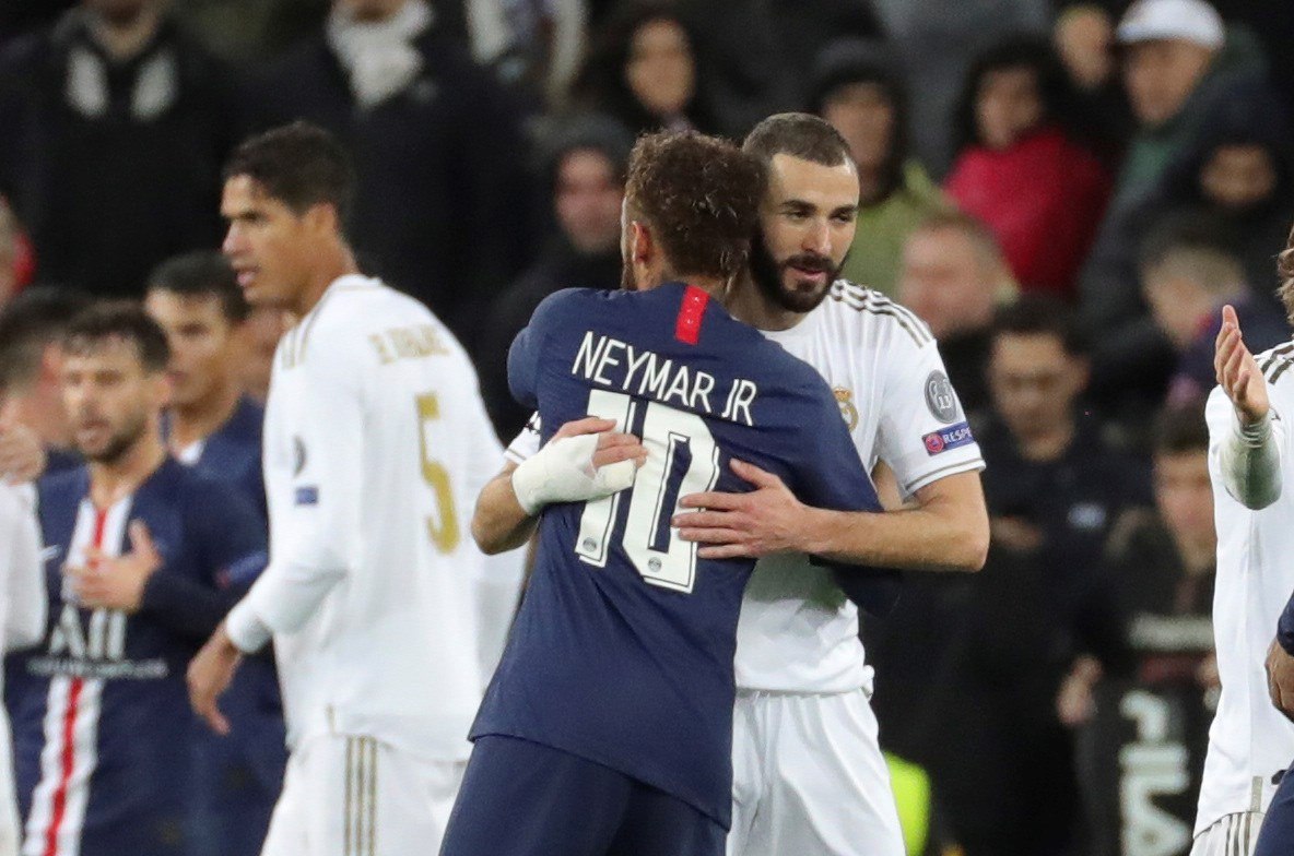 En la foto de archivo aparece el delantero del Real Madrid Benzemá (d) cuando saluda a Neymar, del Paris Saint Germain, al término del partido de la quinta jornada de la fase de grupos de la Liga de Campeones disputado en el estadio Santiago Bernabéu, en Madrid. Hoy se enfrentan en el Parque de los Príncipes, en octavos de final. Foto Prensa Libre: EFE.