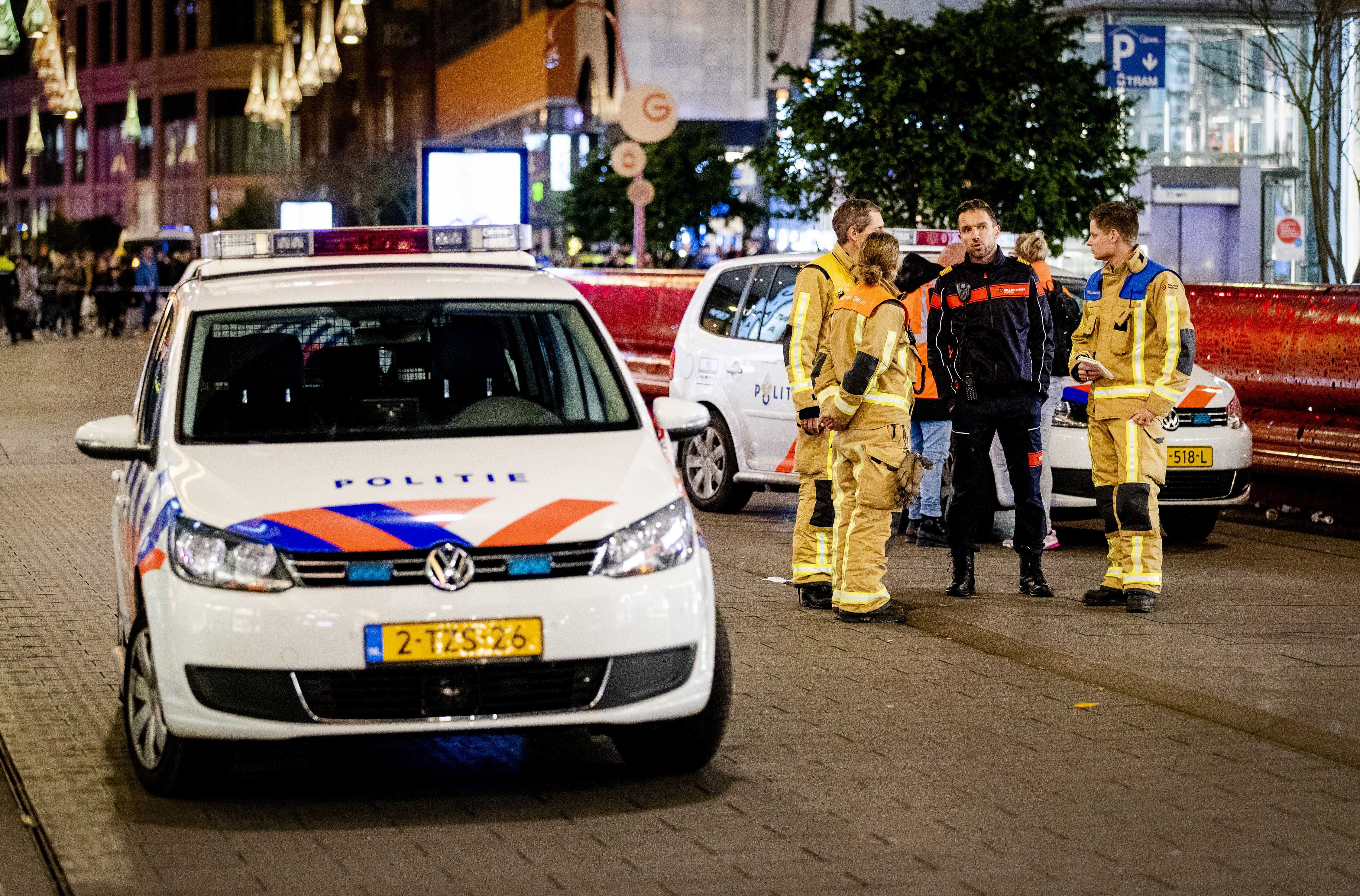 La policía llega a Grote Marktstraat, en La Haya, donde varias personas fueron atacadas por un hombre con un arma blanca. (Foto Prensa Libre: EFE)