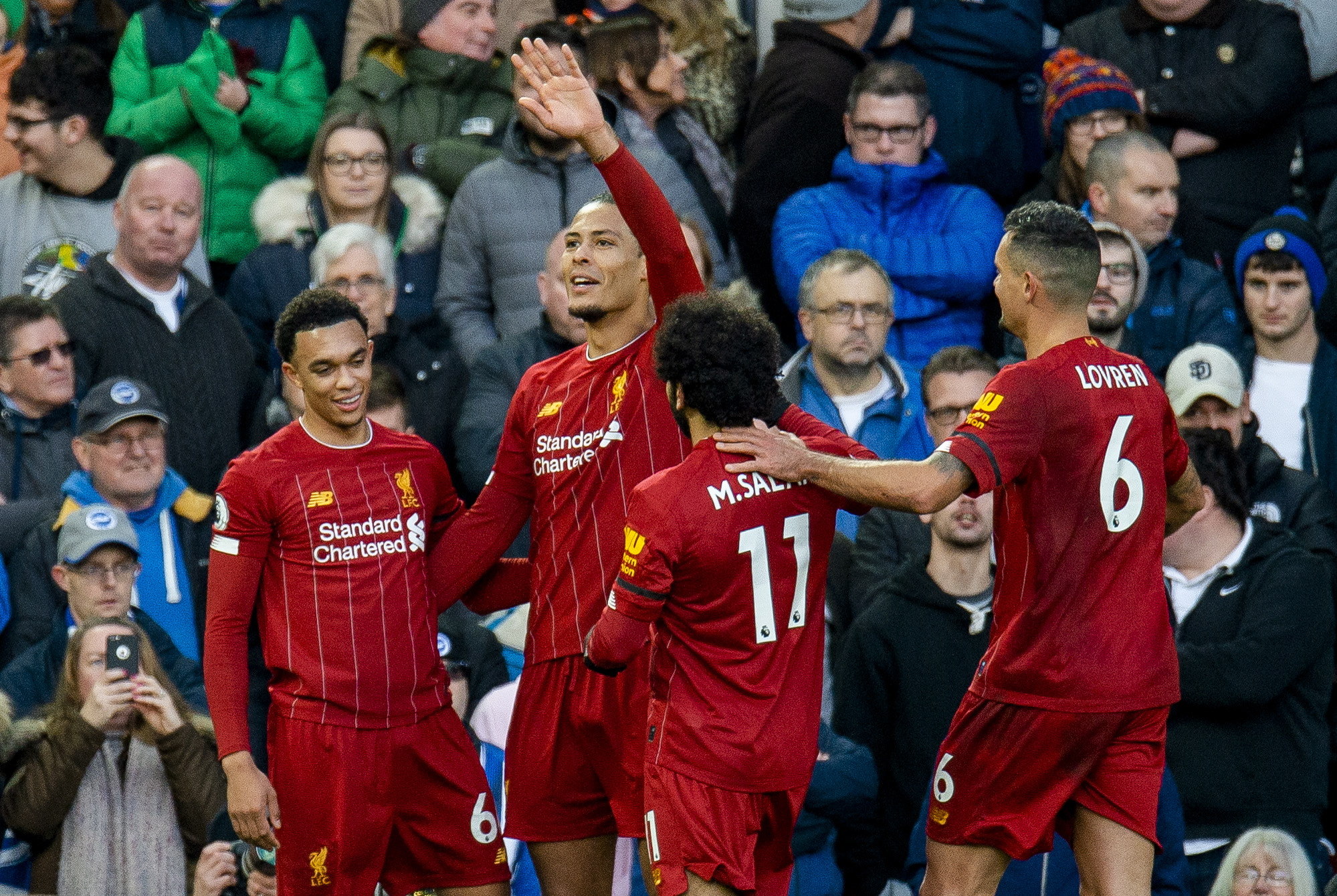 El defensa Virgil van Dijk celebra el segundo gol para el Liverpool. (Foto Prensa Libre: EFE)