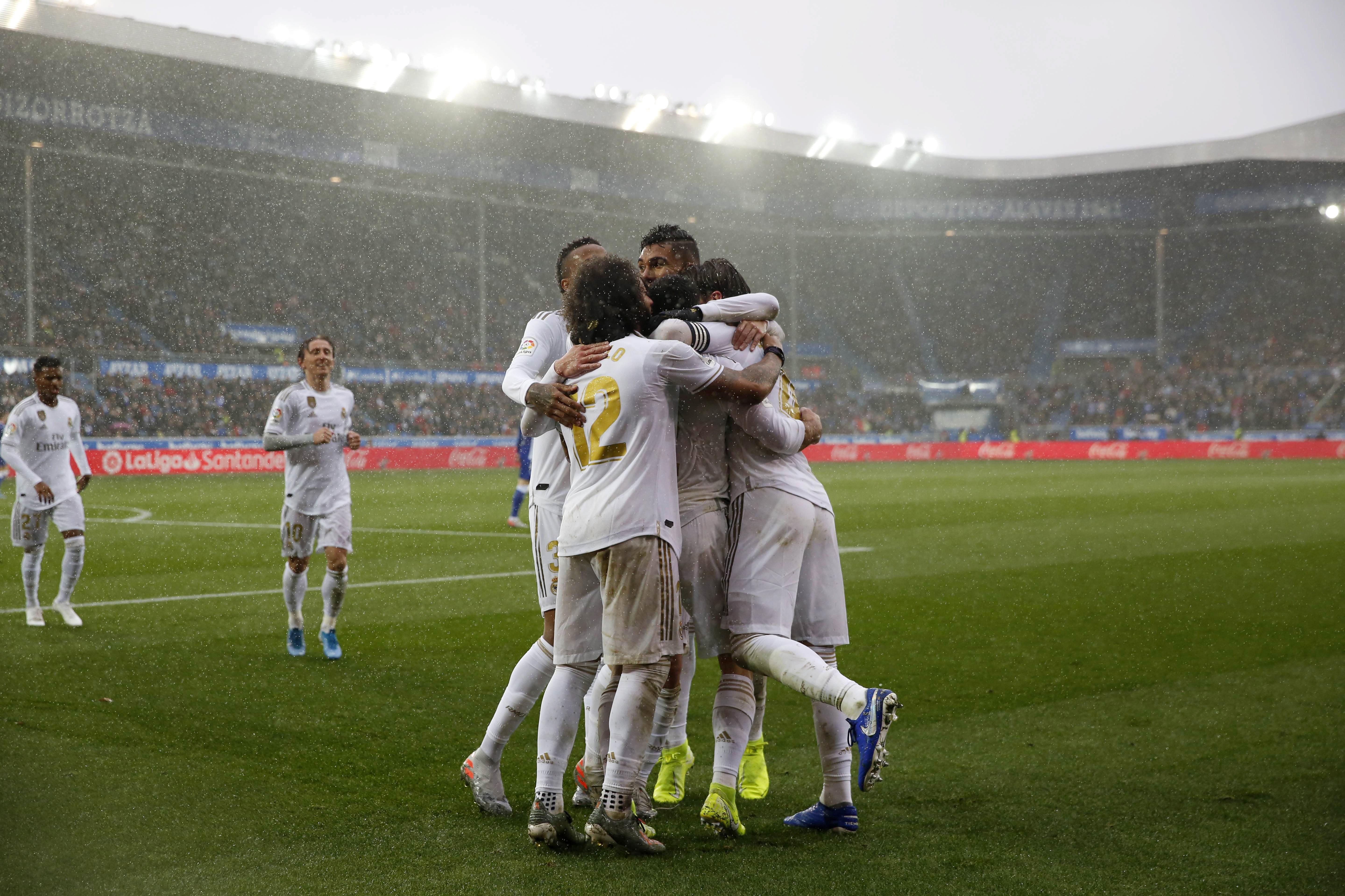 Los jugadores del Real Madrid celebran un gol ante el Deportivo Alavés, durante el partido correspondiente a la décimo quinta jornada de LaLiga Santander. (Foto Prensa Libre: EFE)