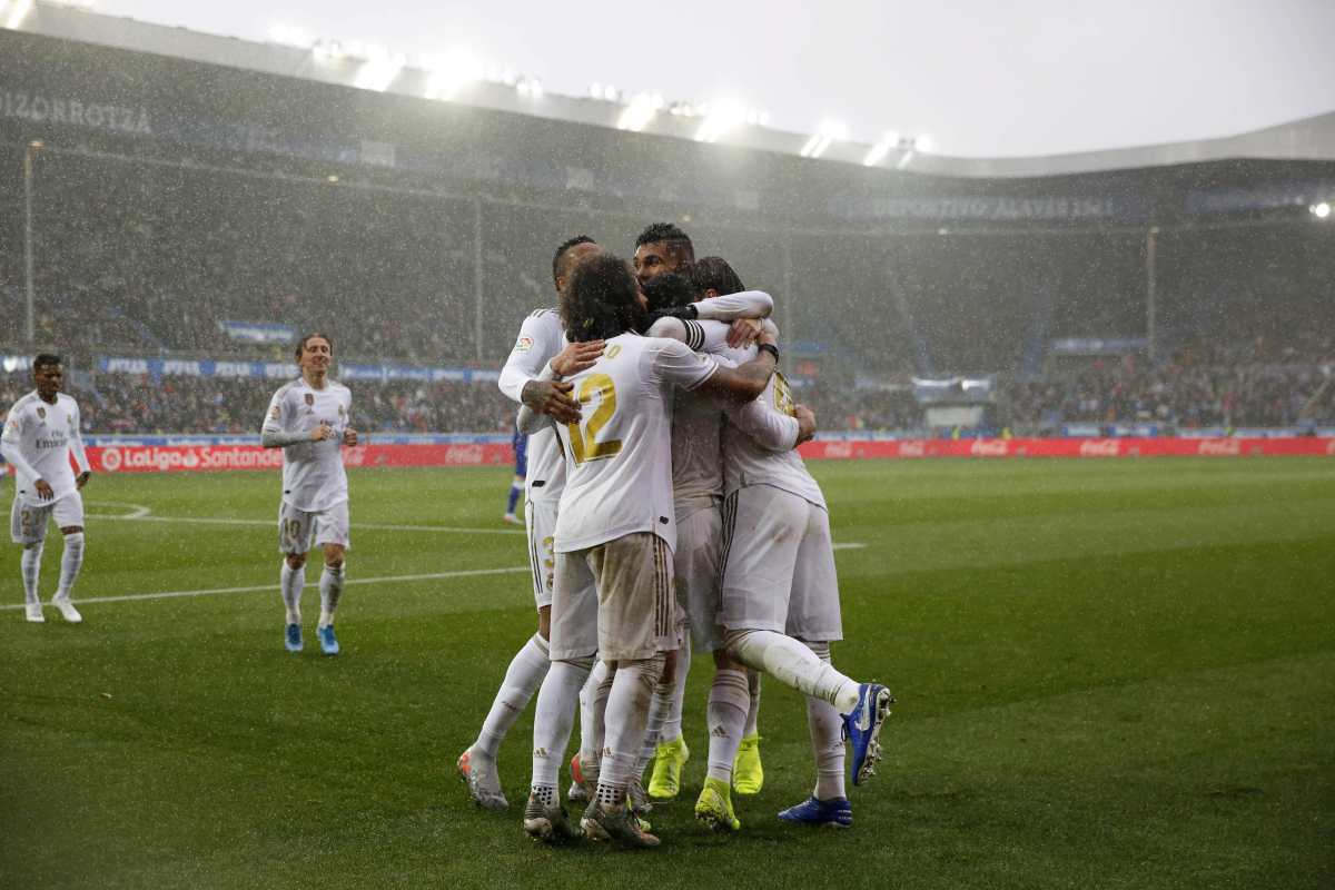 El Real Madrid se pone líder tras ganar al Alavés bajo la lluvia