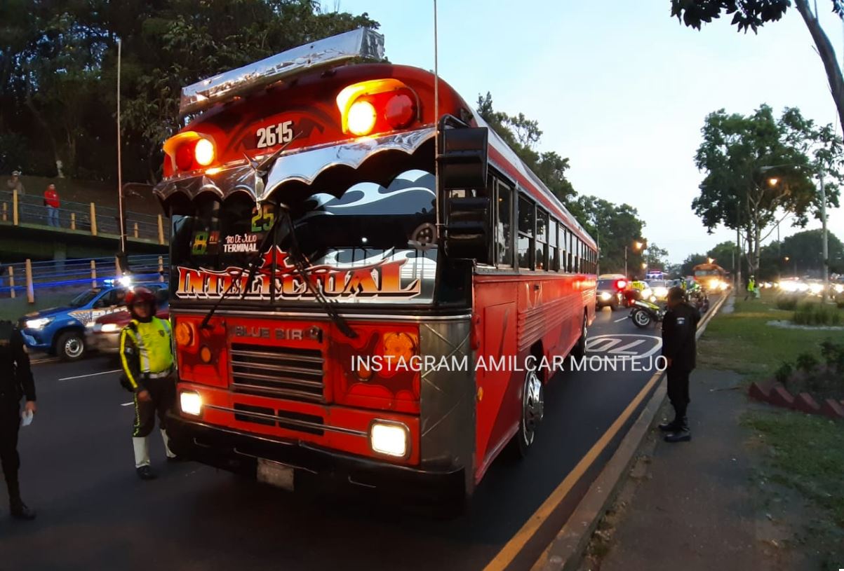 Un piloto y un pasajero resultaron heridos en uno de los ataques. (Foto Prensa Libre: Bomberos Municipales)
