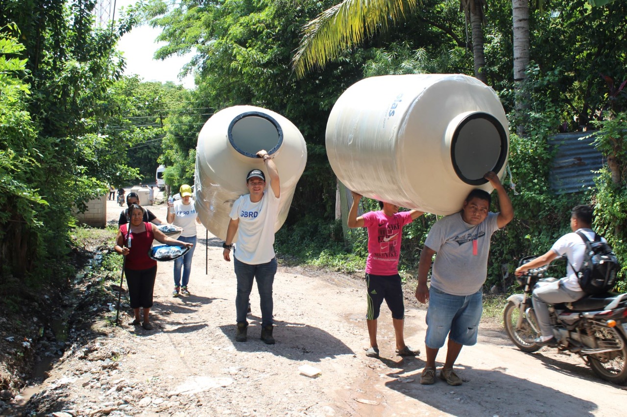 Pobladores de El Oreganal, Zacapa, reciben tanques para depositar el agua que utilizarán para consumo. (Foto Prensa Libre: Dony Stewart)