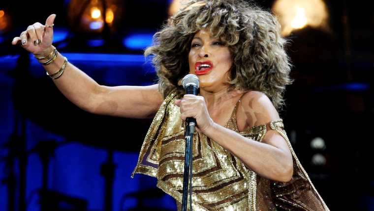 La cantante estadounidense Tina Turner actúa durante un concierto en Zurich, Suiza, en 2009. EFE/Steffen Schmidt