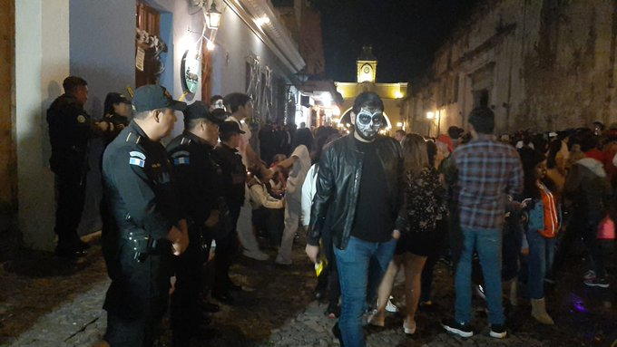 La Policía Nacional Civil (PNC) se instaló en varios puntos del país, como en Antigua Guatemala, la noche del 31 de octubre. (Prensa Libre: PNC)