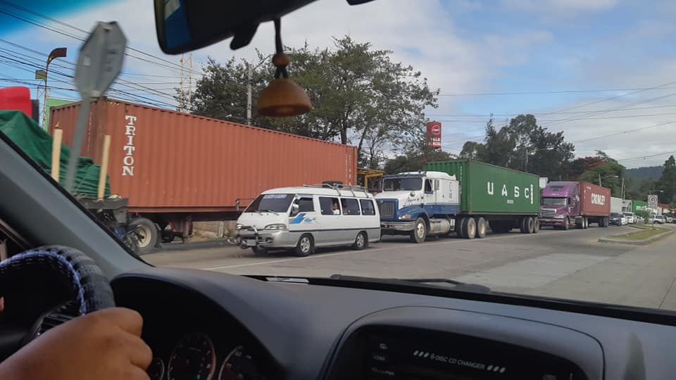 Caravana de camiones y cabezales ingresando desde la ruta al Atlántico. (Foto Prensa Libre: JD Ortega).