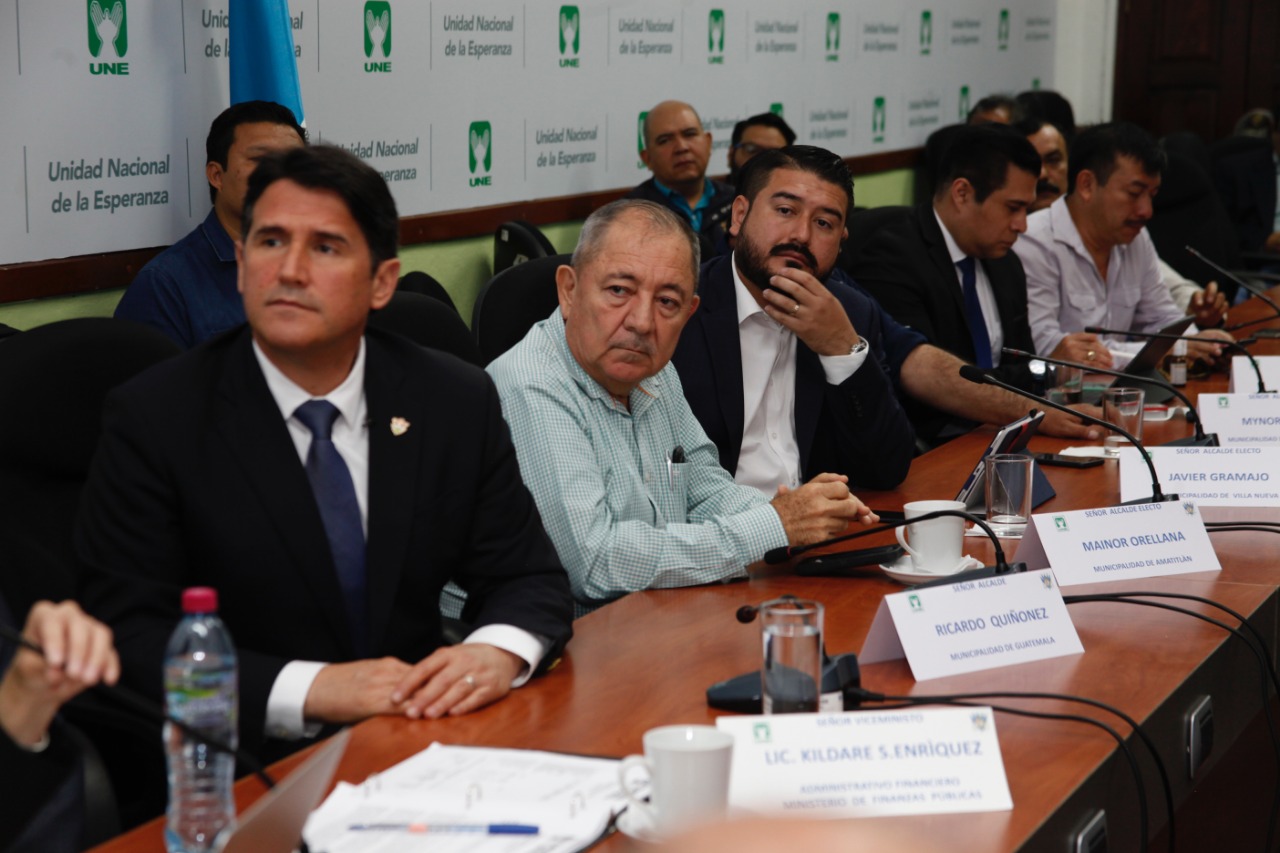 Ricardo Quiñónez alcalde capitalino como presidente de la Mancomunidad del Sur explica a diputados de la UNE sobre los proyectos que impulsarían el próximo año. (Foto Prensa Libre: Noé Medina)