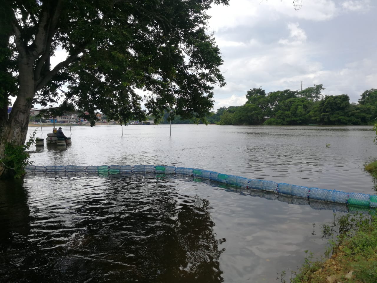 Una biobarda fue instalada en uno de los arroyos que desembocan en el lago Petén Itzá. (Foto Prensa Libre: Dony Stewart)