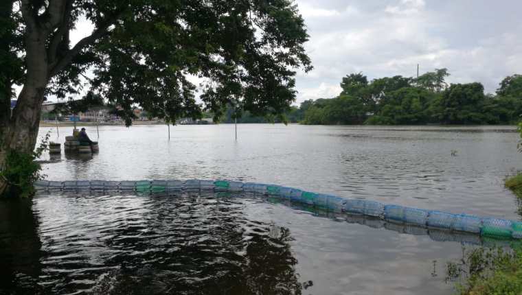 Una biobarda fue instalada en uno de los arroyos que desembocan en el lago Petén Itzá. (Foto Prensa Libre: Dony Stewart)