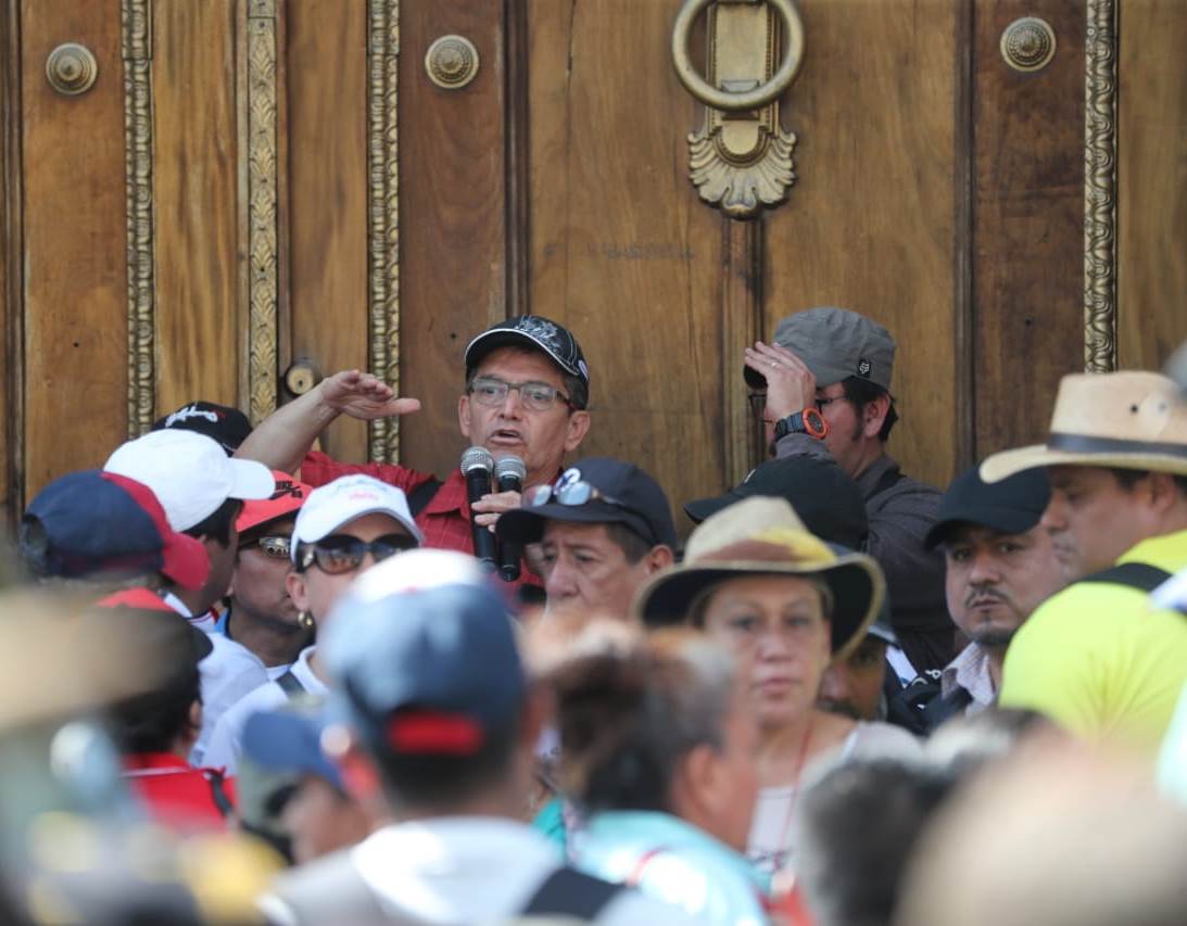 Joviel Acevedo, dirigente sindical, se dirige a maestros antes de ingresar a una reunión con diputados. (Foto Prensa Libre: Érick Ávila)