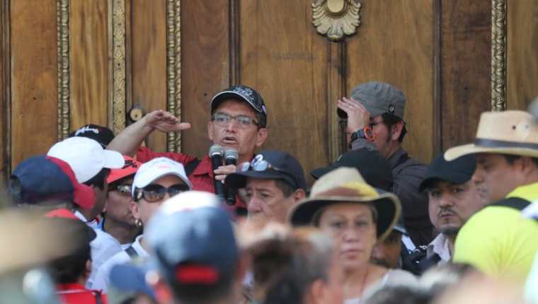 Joviel Acevedo, dirigente sindical, se dirige a maestros antes de ingresar a una reunión con diputados. (Foto Prensa Libre: Érick Ávila)